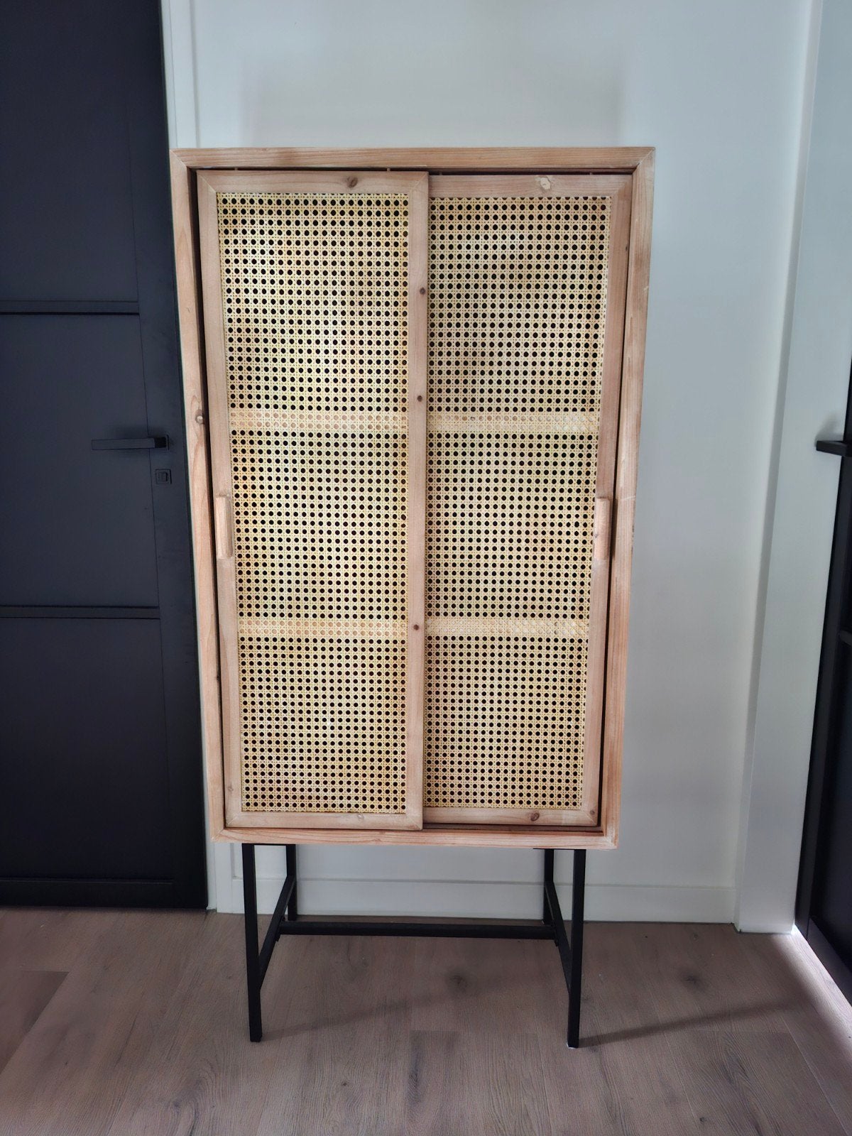 Xenos Webbing kast met schuifdeur en metalen poten, Ophalen, Zo goed als nieuw