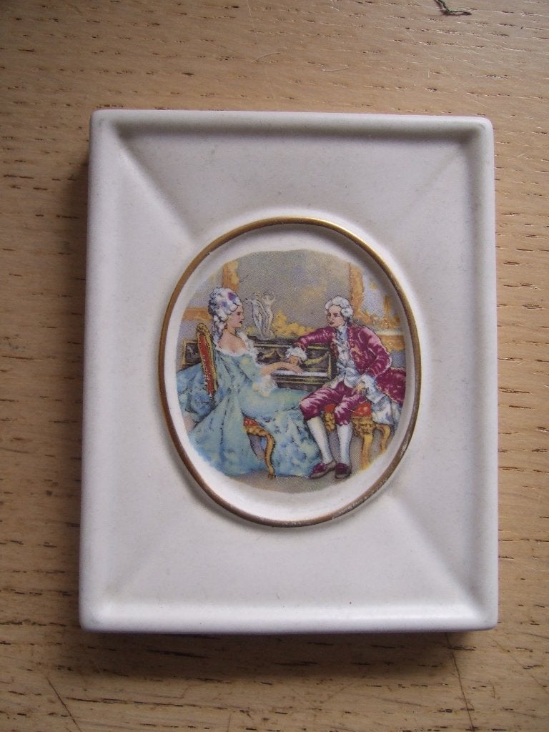 Flora Gouda plateel aardewerk plaquette met portret, Ophalen of Verzenden