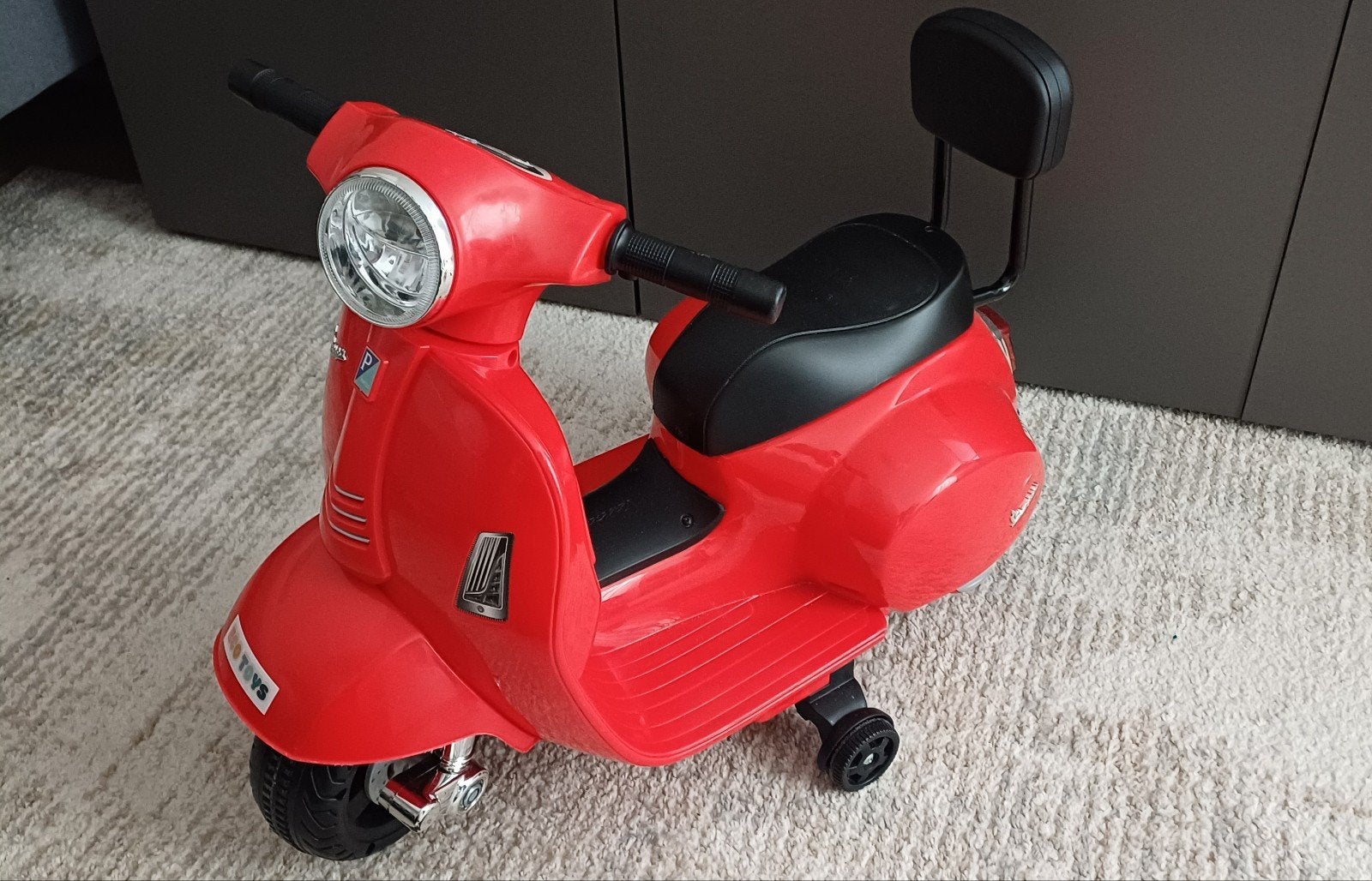 Elektrische kinder scooter Vespa rood, Ophalen, Zo goed als nieuw
