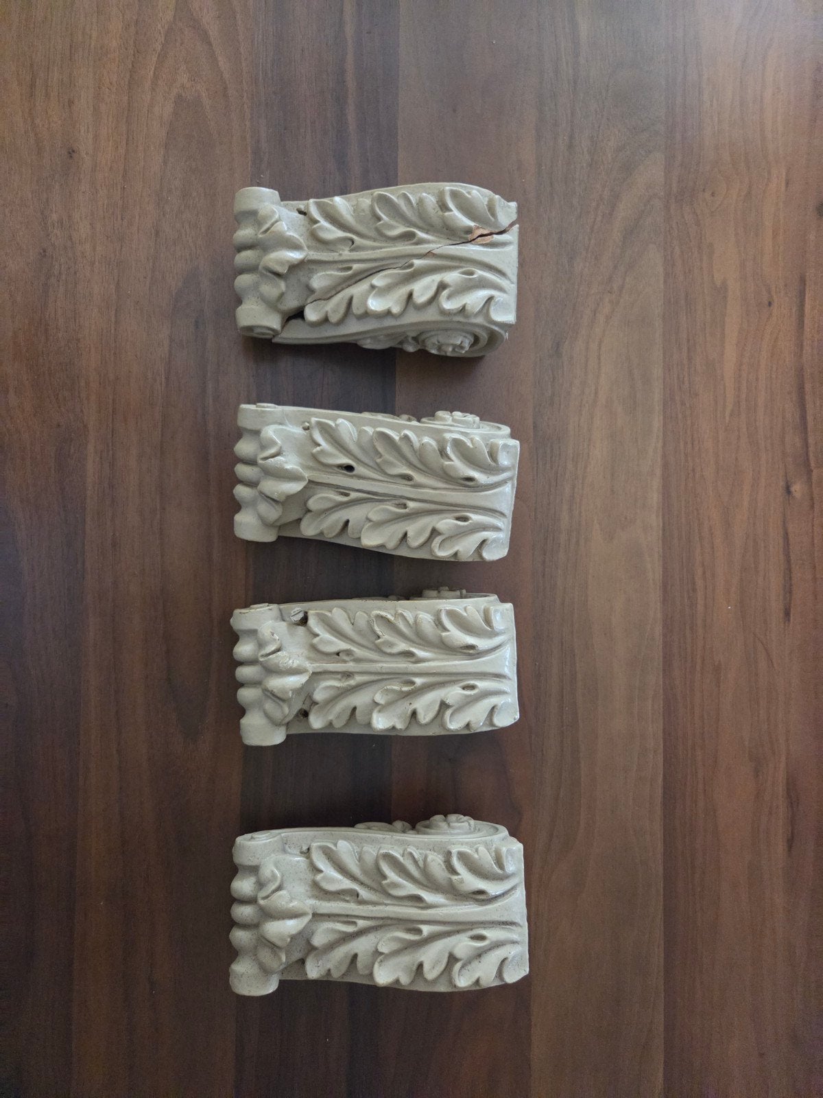 Antieke stenen ornamenten als steun voor plafonddecoratie, Ophalen