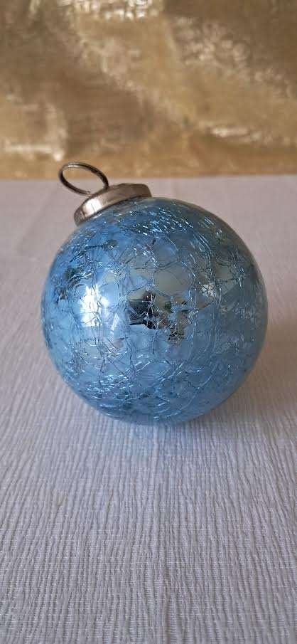 Heksenbal kerstbal ijsblauw rond circa 9 cm, Diversen, Kerst, Ophalen of Verzenden