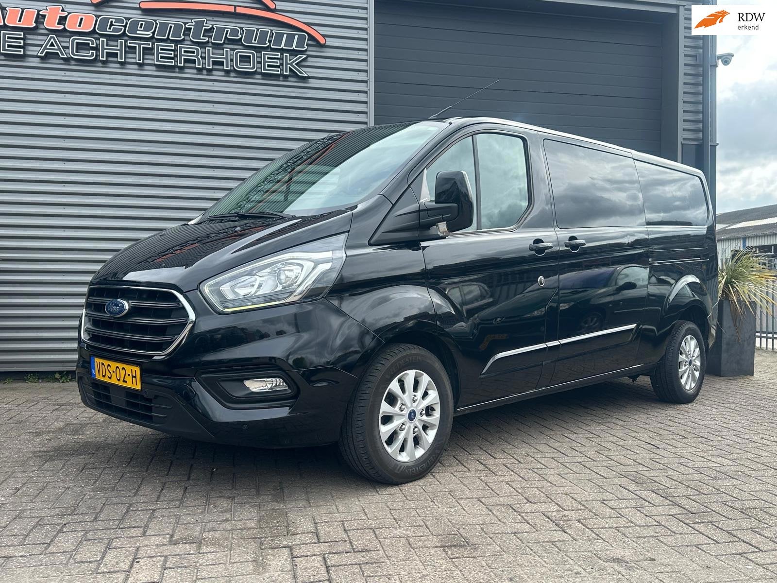 Ford Transit Custom 320 2.0 TDCI L2H1 Limited Dubbel cabine, 4 cilinders, 1850 kg, Zwart, Bedrijf