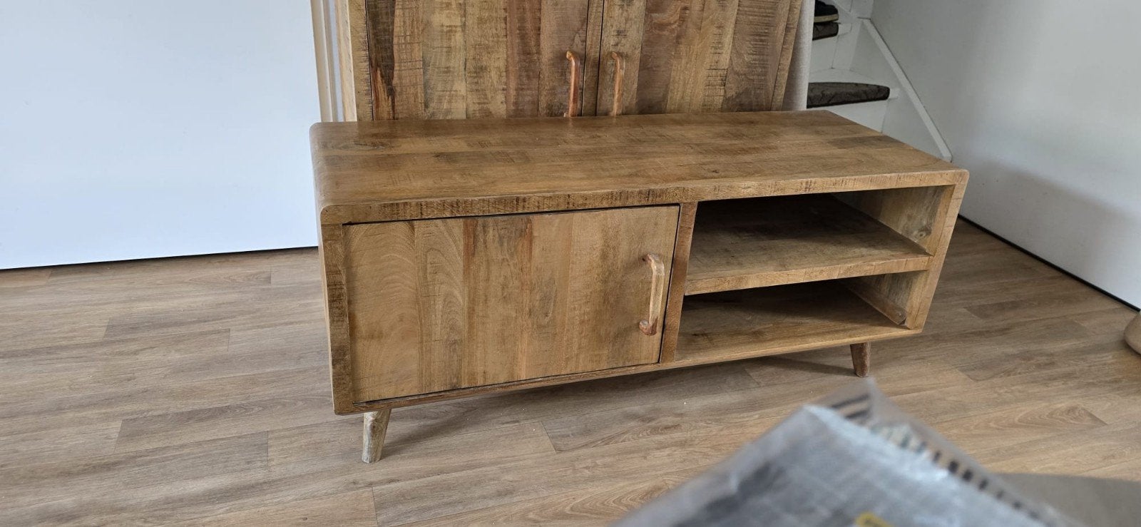 tv-meubel met ronde hoeken mangohout, Ophalen, 100 tot 150 cm, Modern, Scandinavisch, Industrieel, Zo goed als nieuw