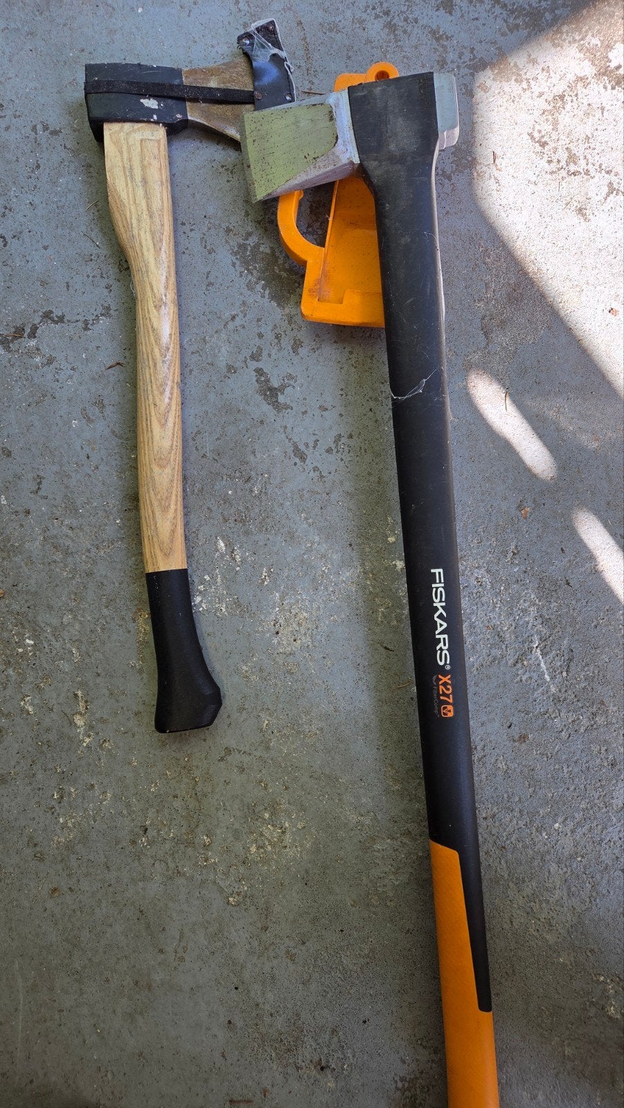 2 bijlen, waaronder Fiskars X27 kloofbijl, Ophalen of Verzenden, Gebruikt