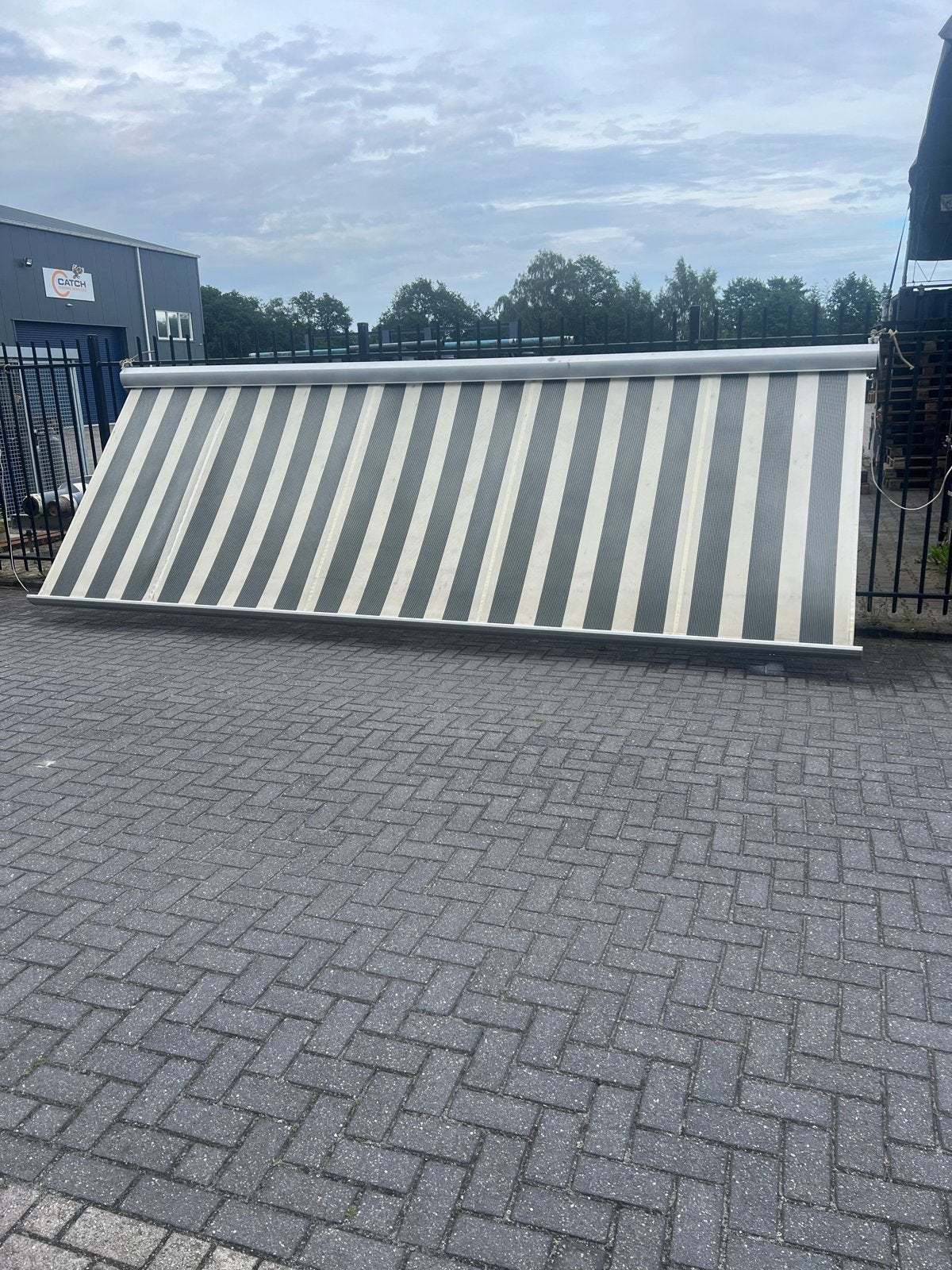 Gebruikt uitvalscherm - Grijs/wit gestreept (550x195cm), Tuin en Terras, Gebruikt, 450 cm of meer, Ophalen of Verzenden, 150 tot 300 cm