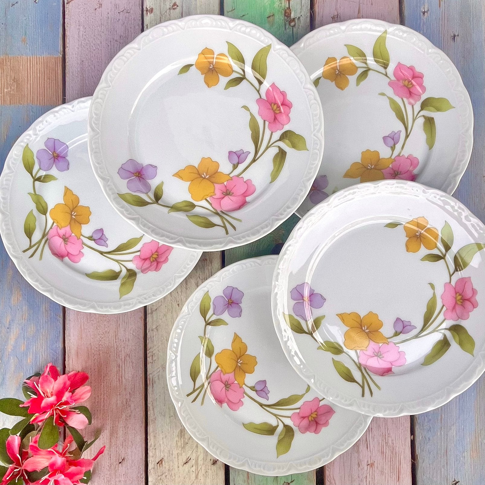 Ontbijtbordjes met pastel bloemen porselein bordjes bloemen, Gebruikt, Overige merken, Vintage, Ophalen of Verzenden
