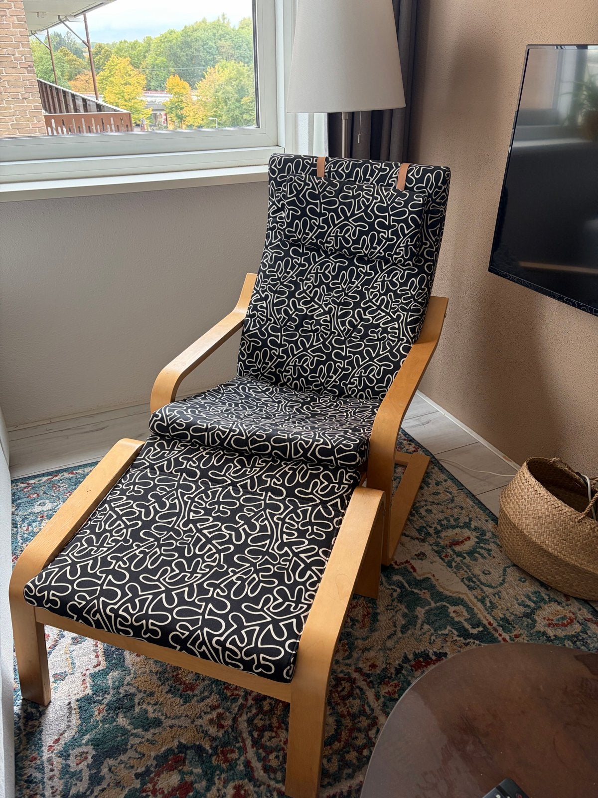 Ikea Poäng fauteuil met voetenbank - Zwart/Wit, Huis en Inrichting, Ophalen, Zwart, Zo goed als nieuw, Eén