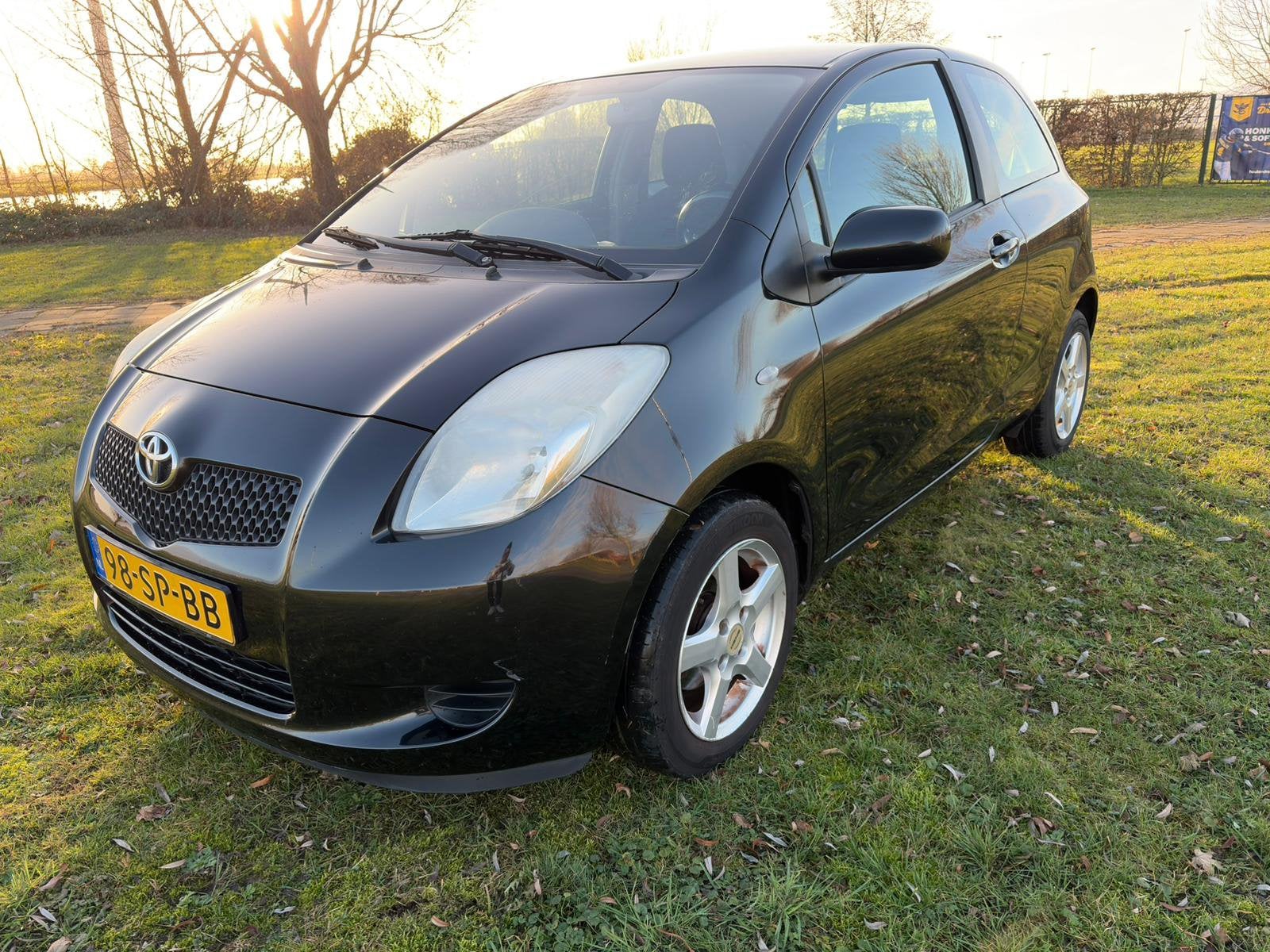 Toyota Yaris (nwe type!) 1.3 16V Vvt-i 3DR 2006, AIRCO!!, Auto's, Voorwielaandrijving, Stof, 40 €/maand, Zwart