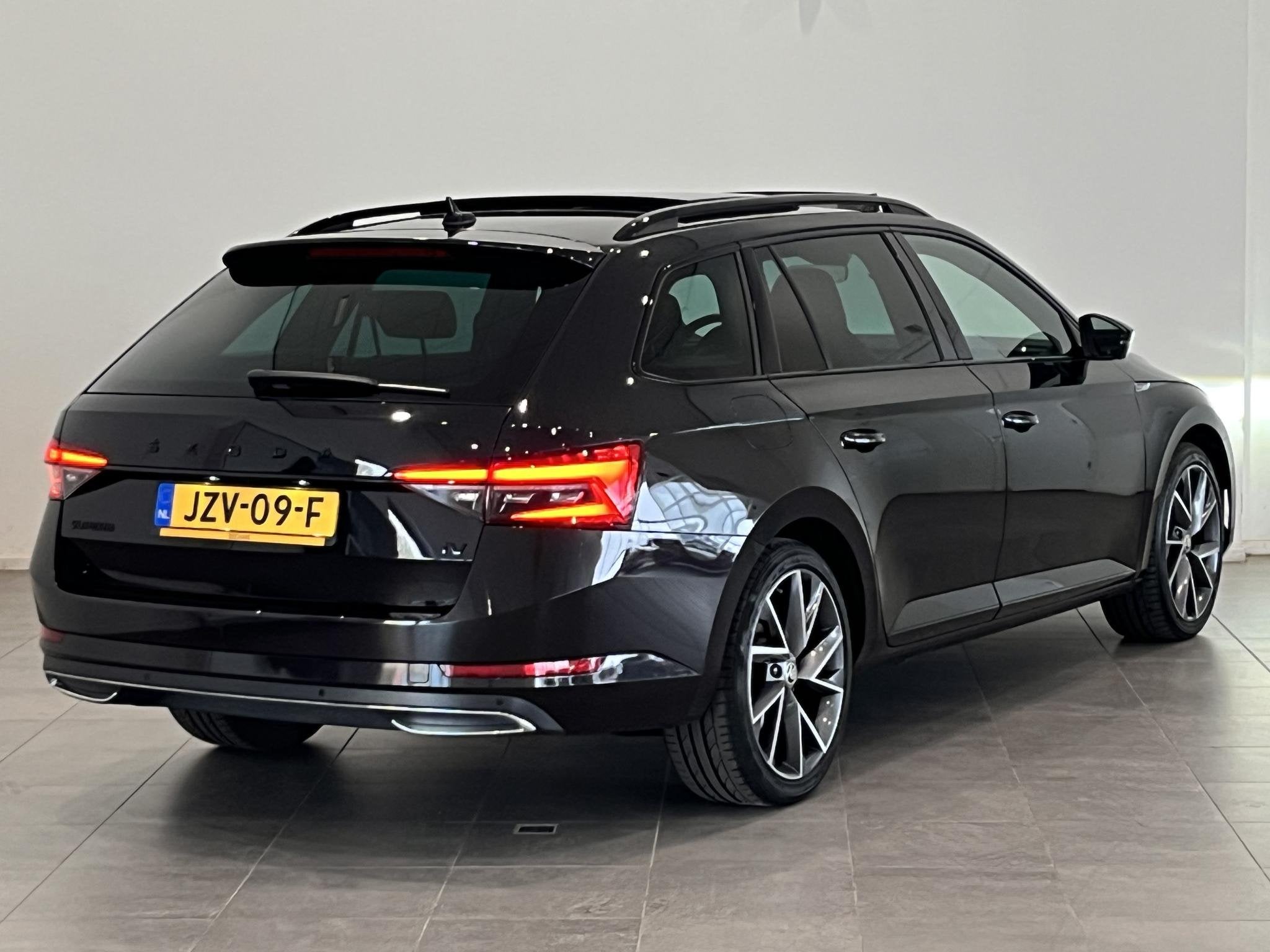 Skoda Superb Combi 1.4 TSI iV Sportline Business | 94,4 SOH, Auto's, Skoda, Gebruikt, 4 cilinders, Met garantie (alle), Alcantara
