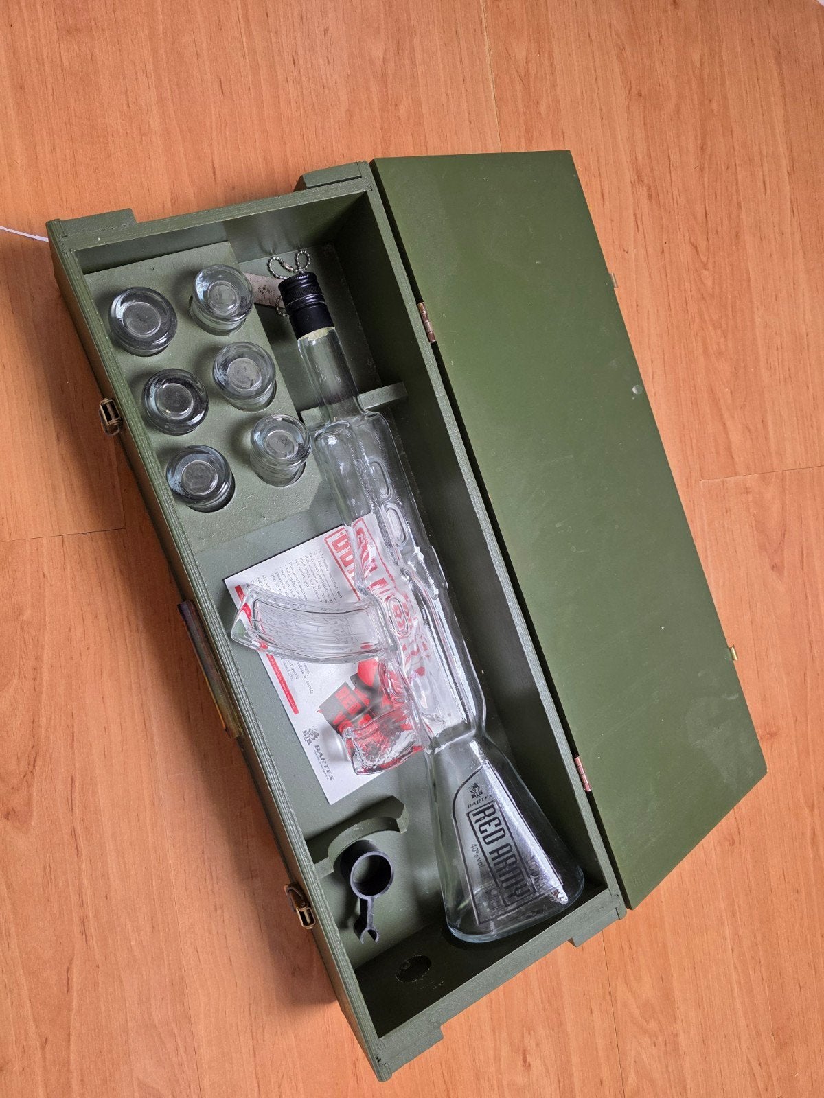 Red Army Vodka AK-47 fles met 6 shotglaasjes in kist, Ophalen, Gebruikt