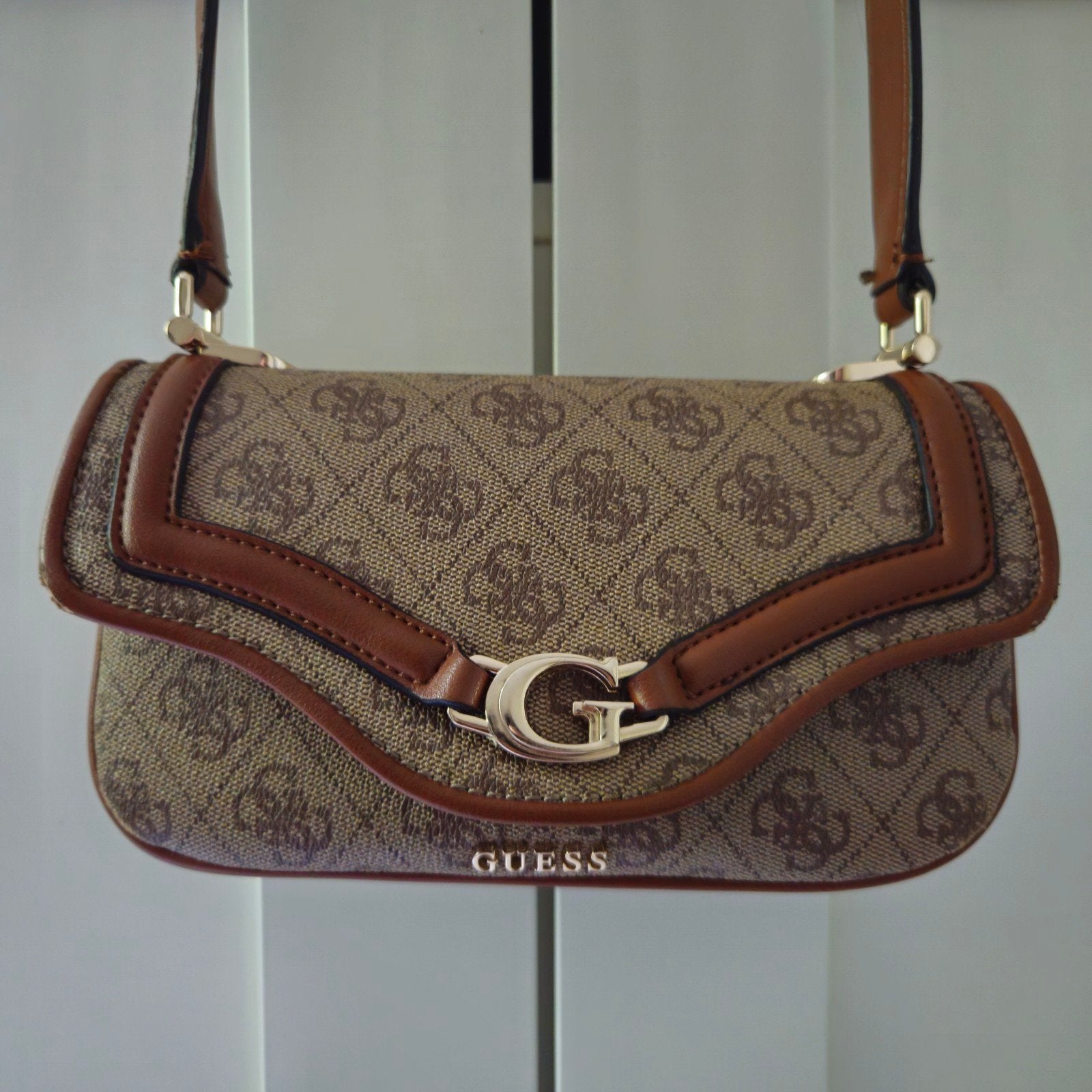 Orgineel Guess schoudertasje met monogram print, Ophalen of Verzenden, Bruin, Schoudertasje