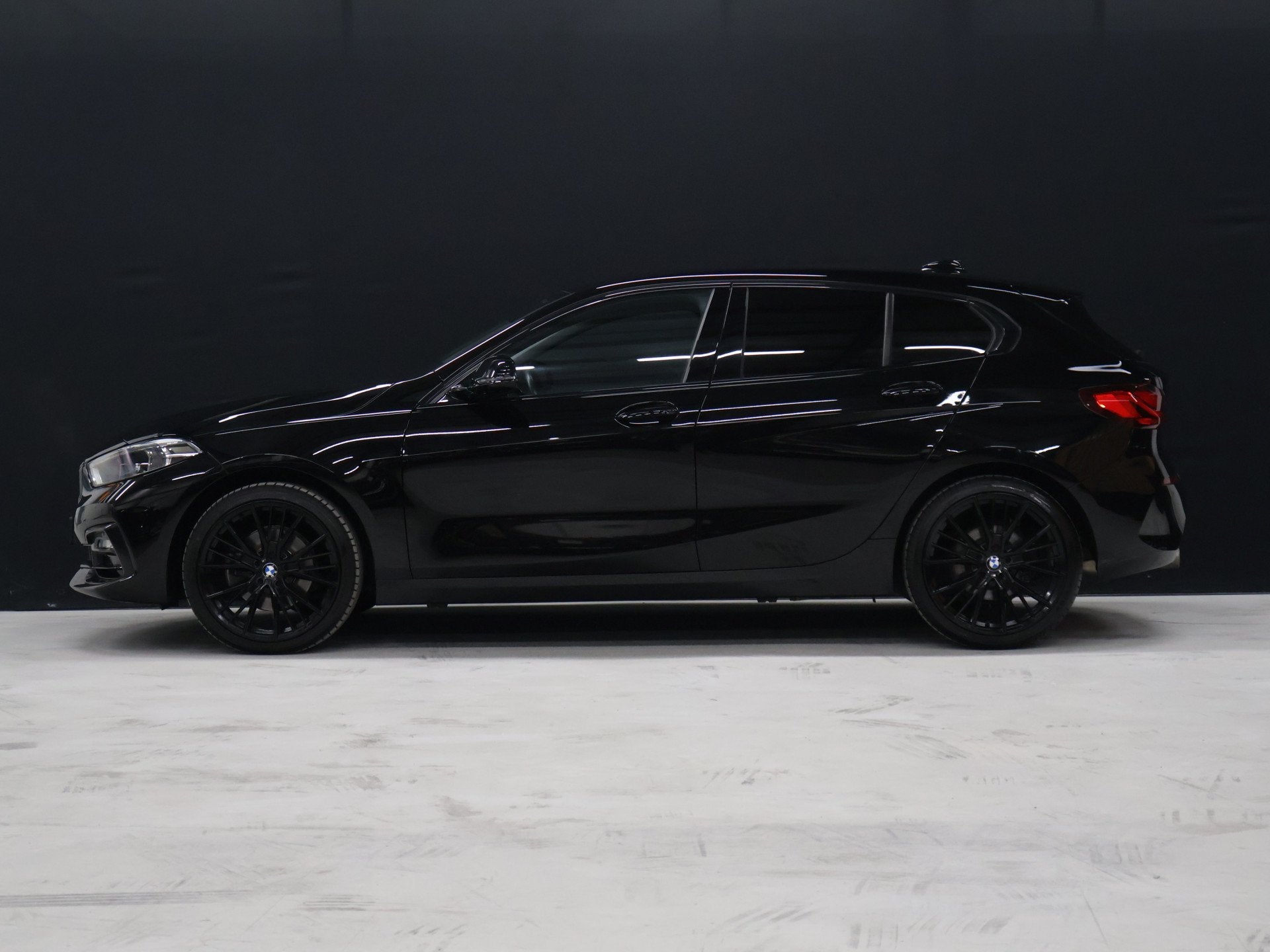 BMW 1-serie 118i Executive Edition [AFNEEMBARE TREKHAAK, APP, Auto's, Dealer onderhouden, Gebruikt, Leder en Stof, Zwart