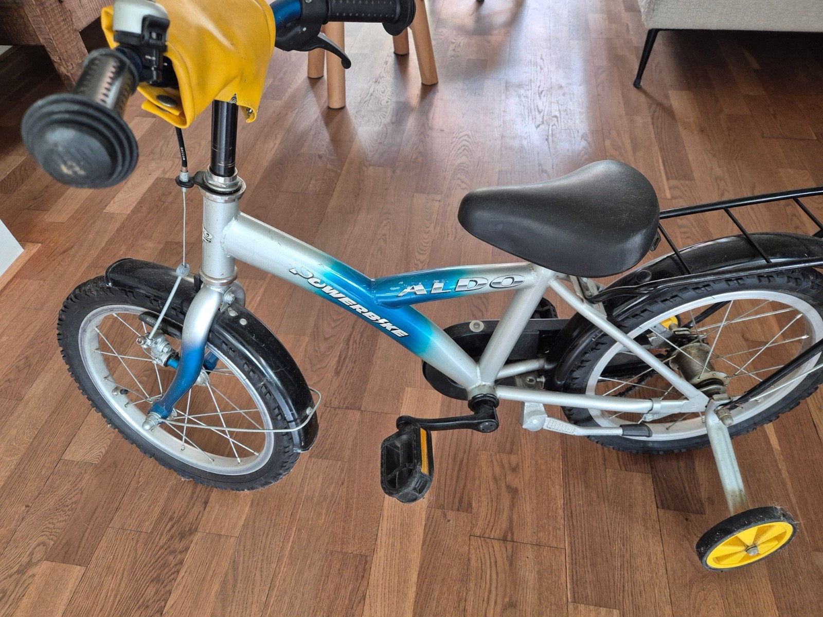 Kinderfiets Aldo Powerbike 16 inch met zijwieltjes, Ophalen, Zijwieltjes, Terugtraprem, Aldo Powerbike