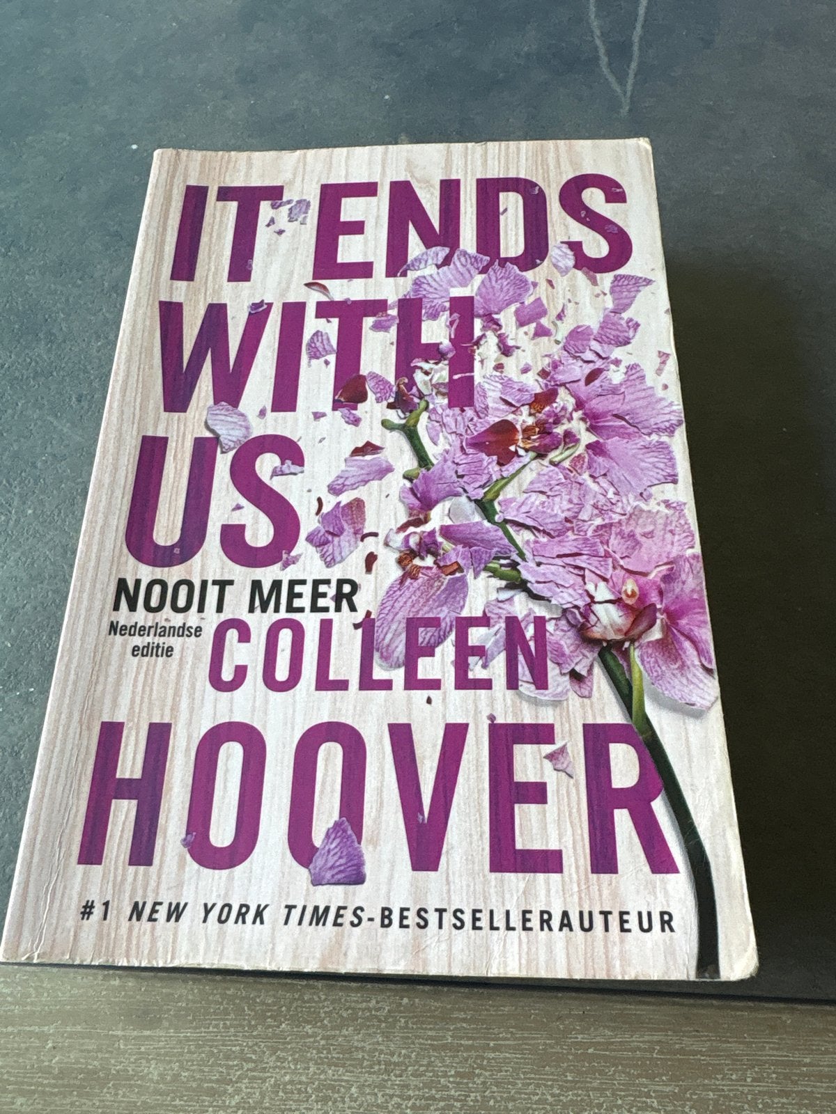 It Ends With Us - Colleen Hoover (Nederlandse editie), Ophalen of Verzenden, Gelezen