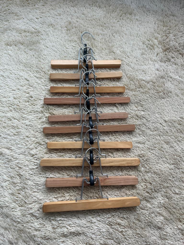 Te koop; 10 houten pantalon hangers/kledinghangers, Ophalen of Verzenden, Zo goed als nieuw, Hout, Volwassenen