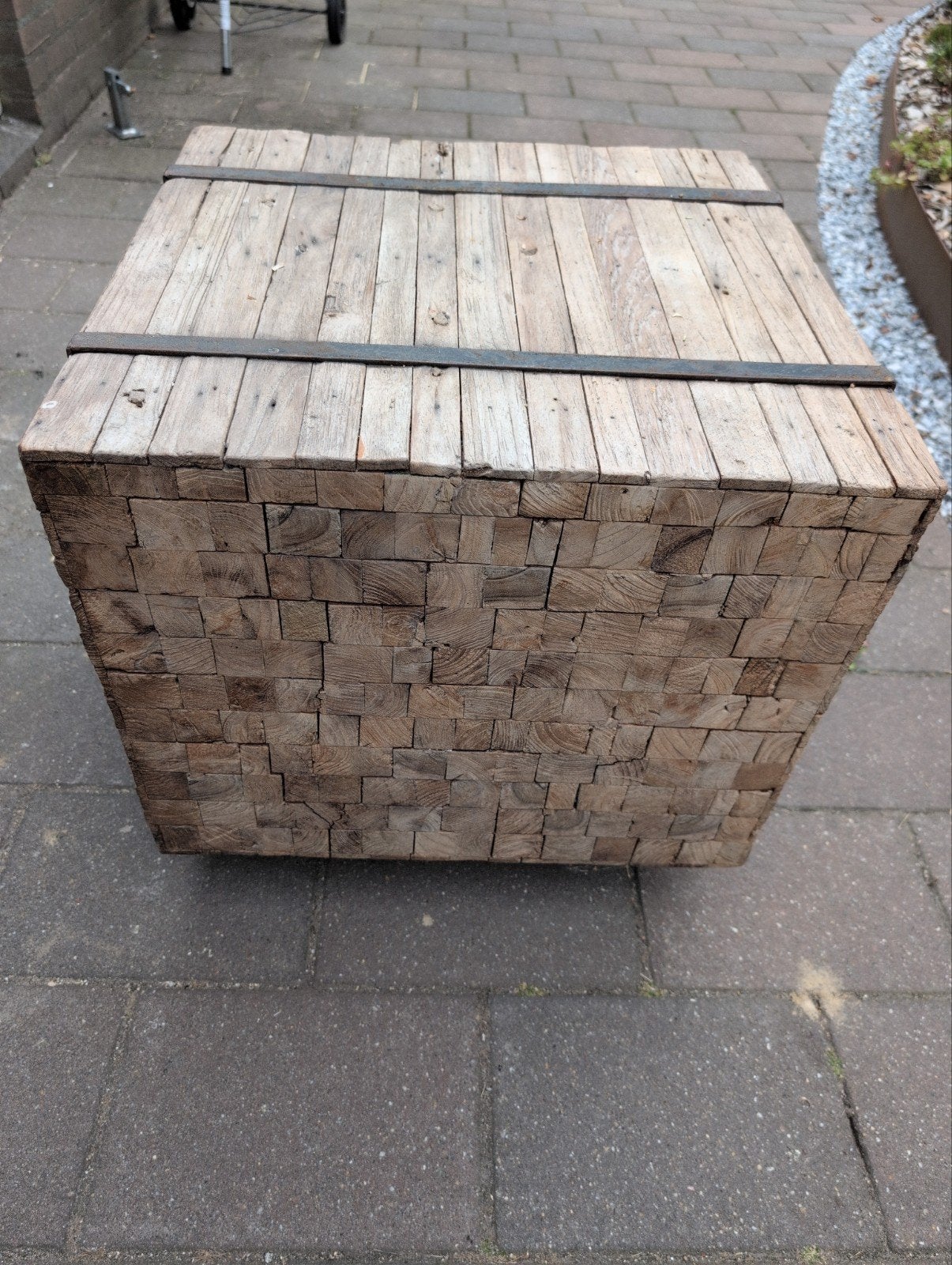 Robuuste houten kubus bijzettafel met wielen, 50 – 75, Gebruikt, 50 tot 100 cm, Vierkant