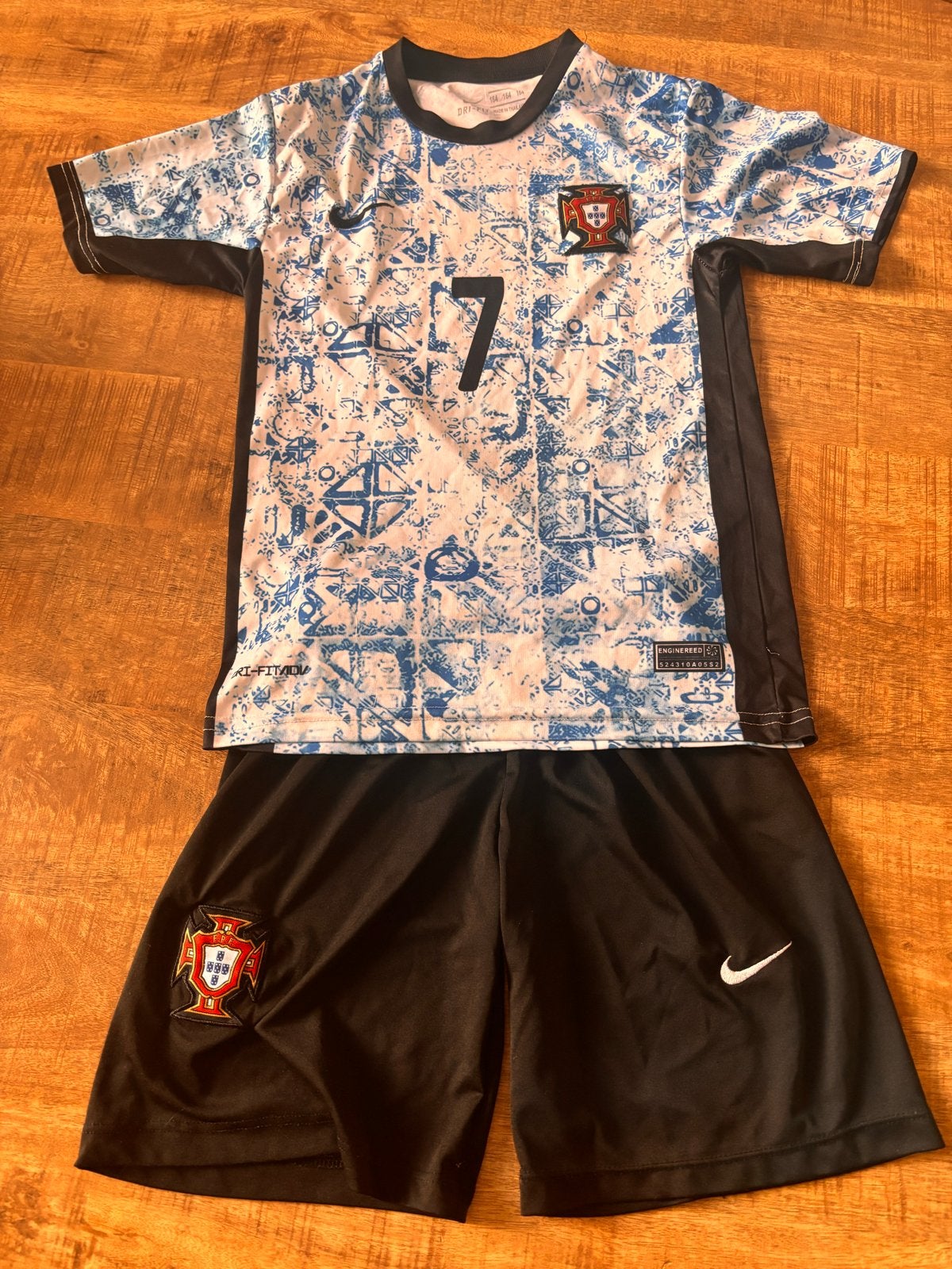 Nike Portugal Ronaldo voetbaltenue maat 164, Kinderen en Baby's, Ophalen of Verzenden, Zo goed als nieuw, Jongen of Meisje, Sport- of Zwemkleding