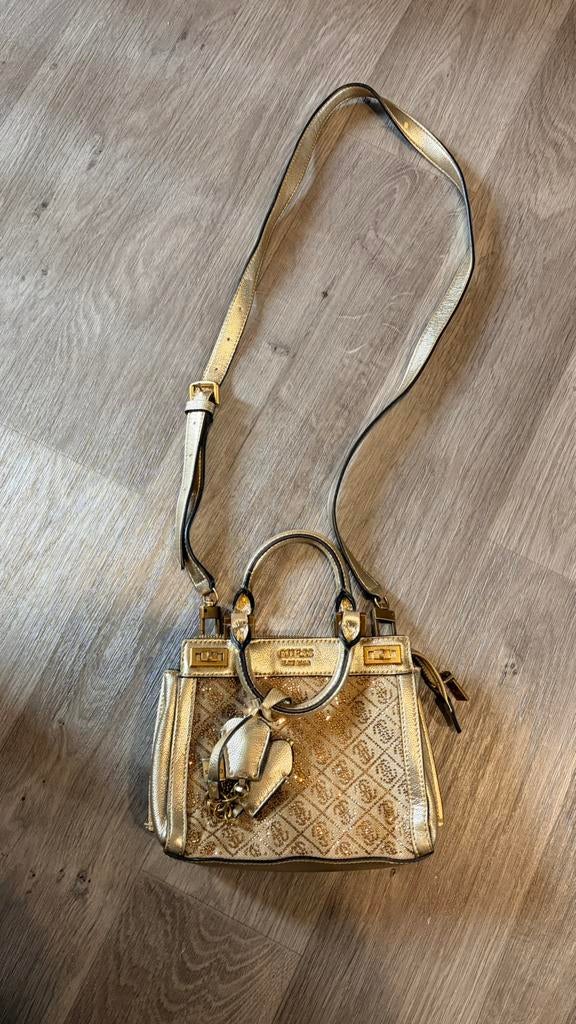 Gouden tas met strass Guess, Sieraden, Tassen en Uiterlijk, Tassen | Damestassen, Ophalen of Verzenden, Zo goed als nieuw, Schoudertasje