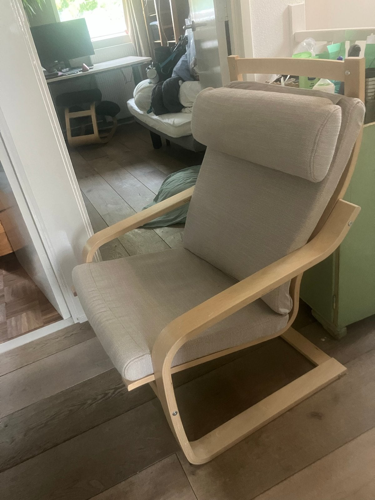 Ikea Poäng stoel met zandkleurig kussen (vlek), Huis en Inrichting, Ophalen, Gebruikt, Hout, 50 tot 75 cm