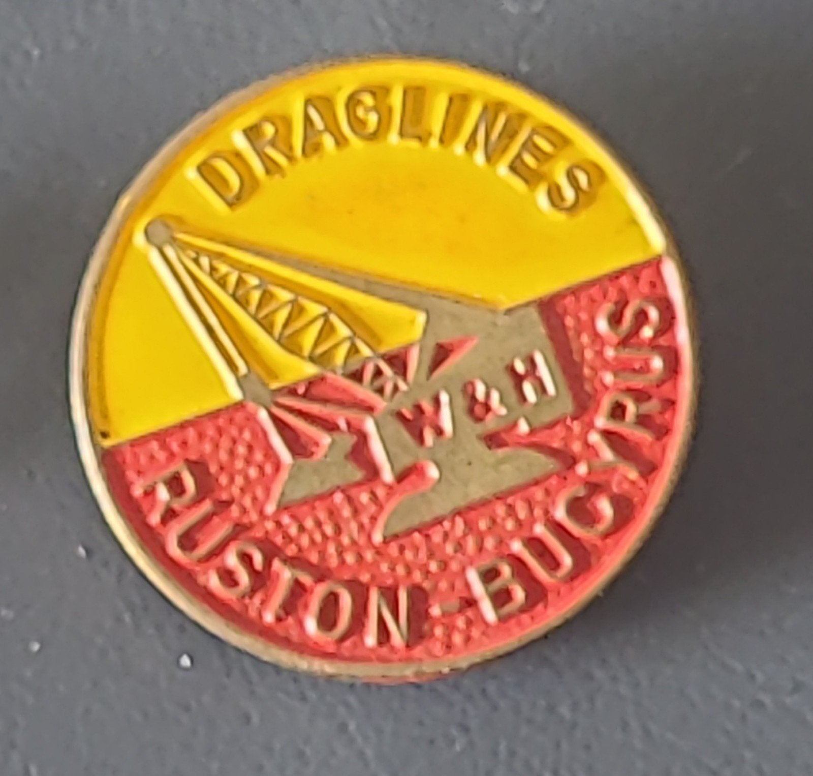Vintage Speldje Ruston Bucyrus Draglines W&H, Verzenden, Gebruikt, Overige onderwerpen, Speldje of Pin