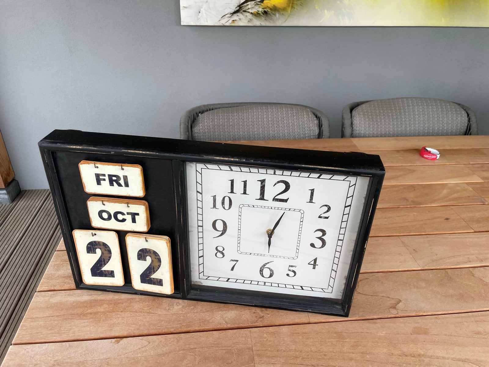 Wandklok met decoratieve datum- en dagkaartjes, Vintage, Analoog, Ophalen of Verzenden, Zwart