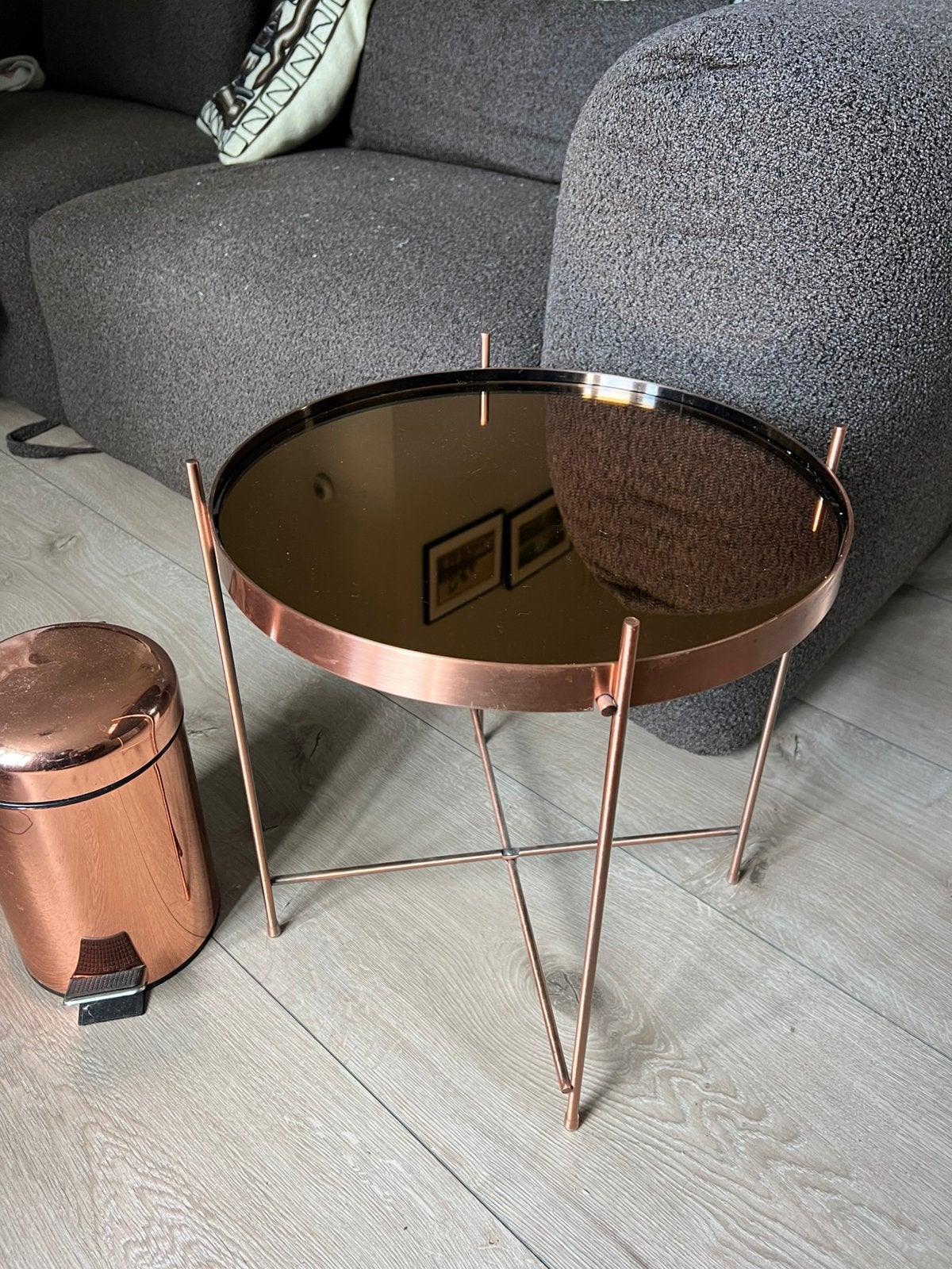 Rosegouden bijzettafel met spiegelblad Zuiver, Huis en Inrichting, Tafels | Bijzettafels, Ophalen, Rond, Zo goed als nieuw, 75 cm of meer