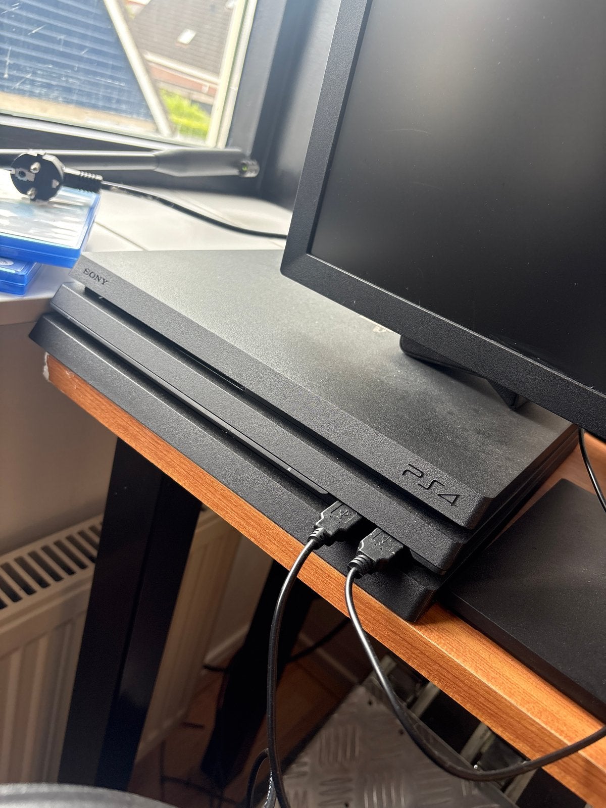 PS4 Pro met 2 controllers (één met drift), Ophalen, Gebruikt
