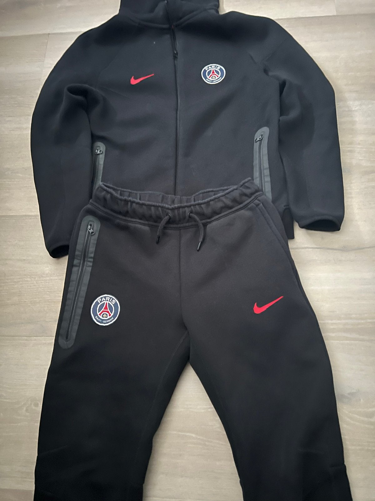 Nike PSG Tech Fleece Trainingspak  maat 152/158, Kinderen en Baby's, Ophalen of Verzenden, Zo goed als nieuw, Jongen