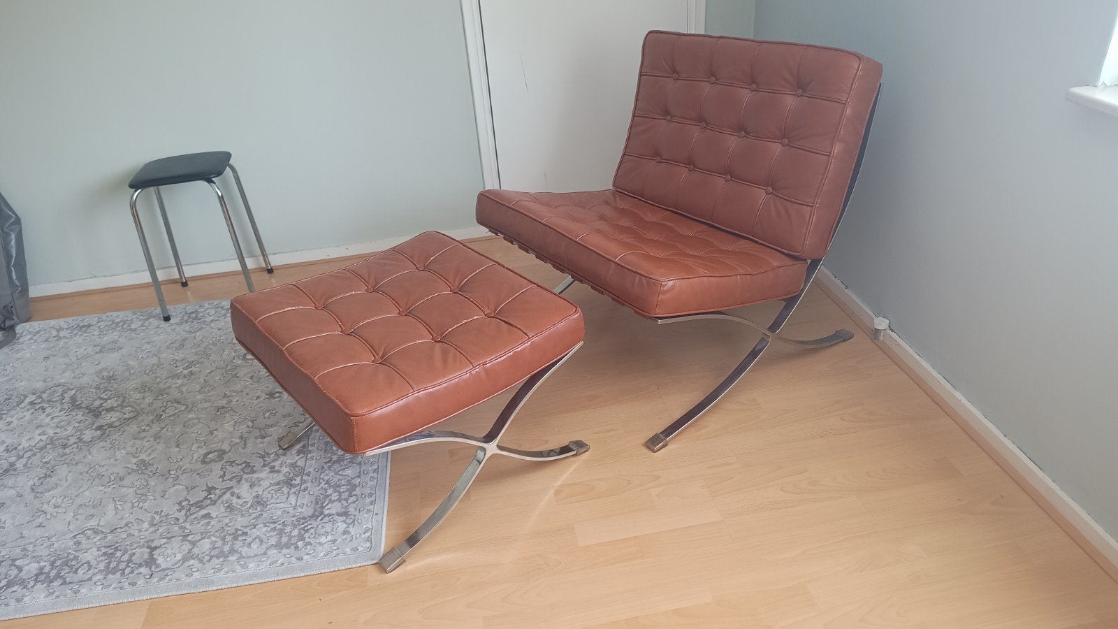 Barcelona stoel met hocker., Ophalen, Gebruikt, Mordernisme, 75 tot 100 cm