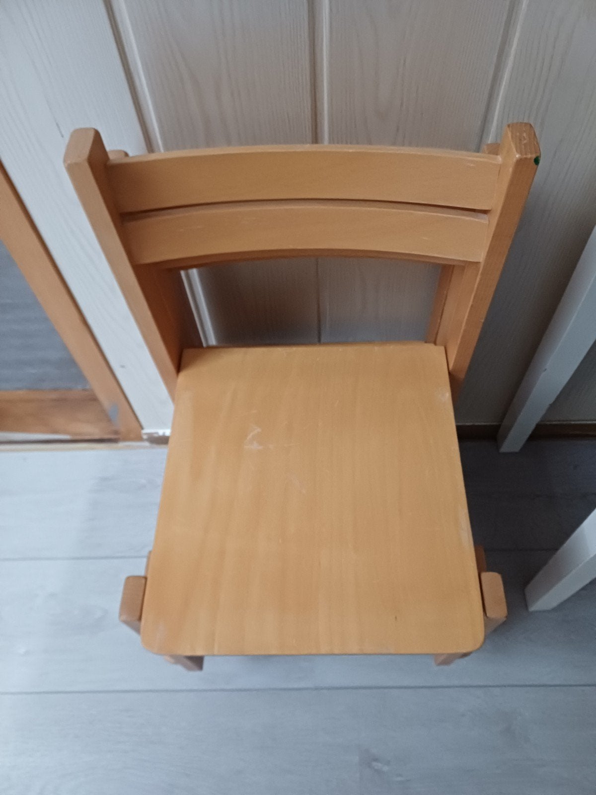 Houten kinderstoeltjes en tafel - Gebruikt, Kinderen en Baby's, Kinderkamer | Tafels en Stoelen, Ophalen of Verzenden, Gebruikt