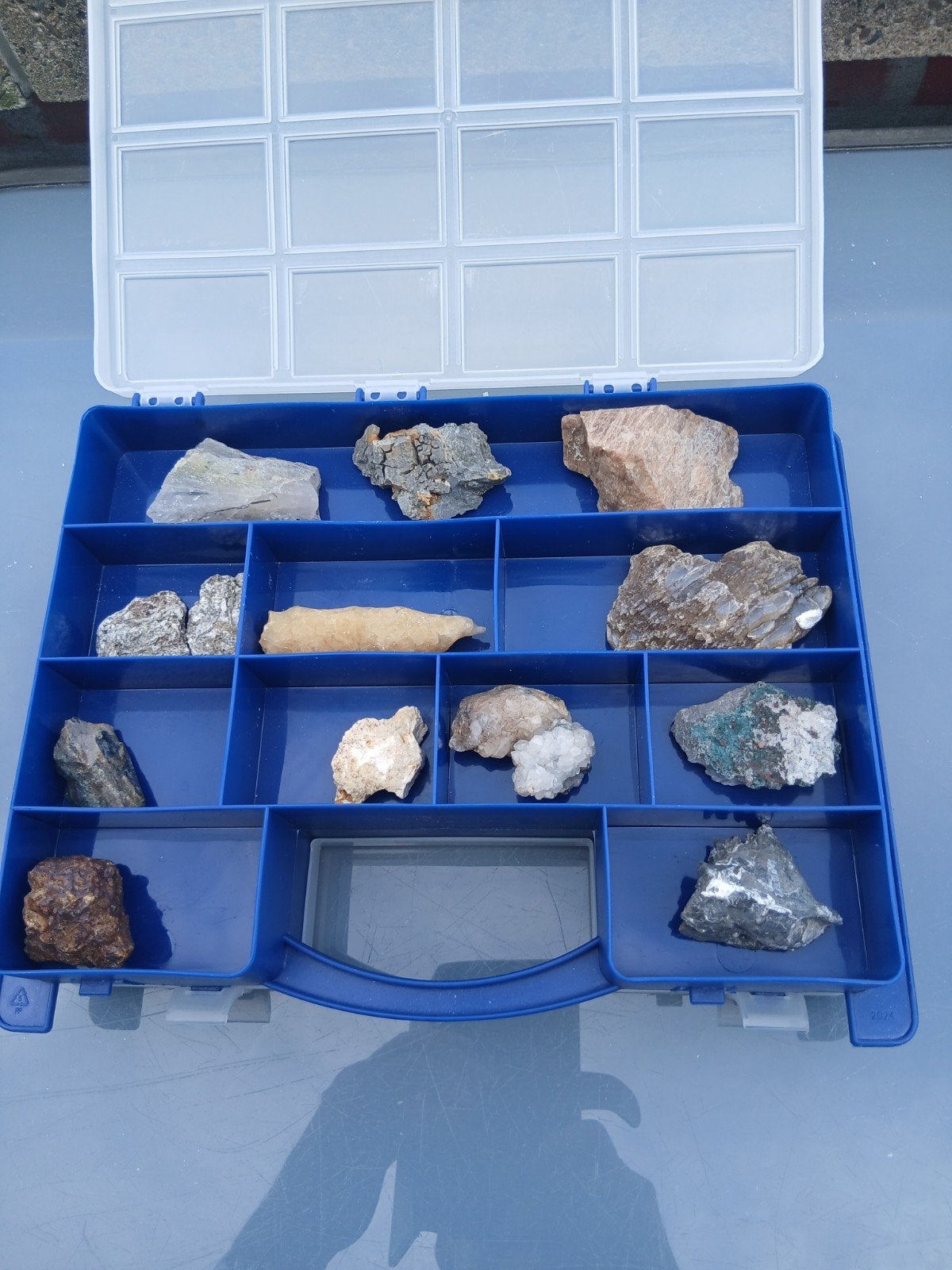 Doos met diverse mineralen en stenen, Verzamelen, Mineralen en Fossielen, Ophalen of Verzenden, Mineraal