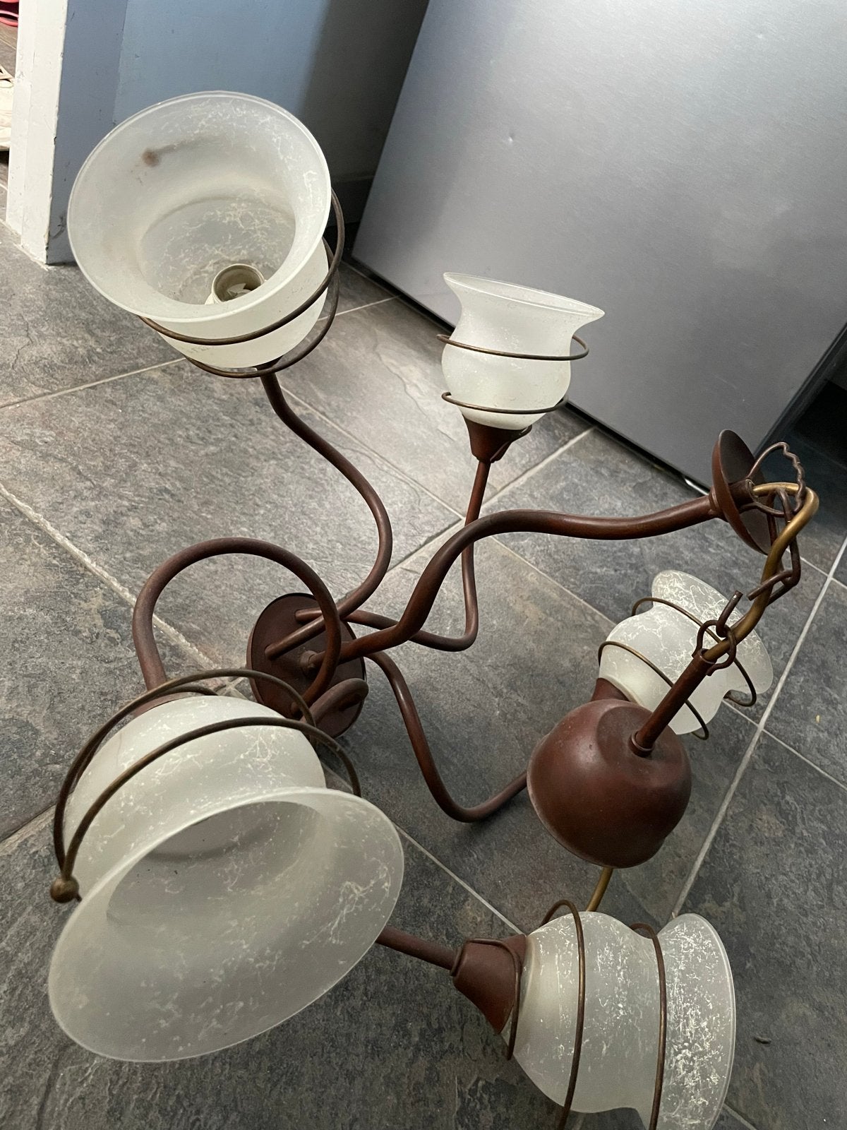 Hanglamp met 5 glazen kappen - Bruin metaal, Huis en Inrichting, Lampen | Hanglampen, Ophalen, Gebruikt, Glas, E14 (klein)