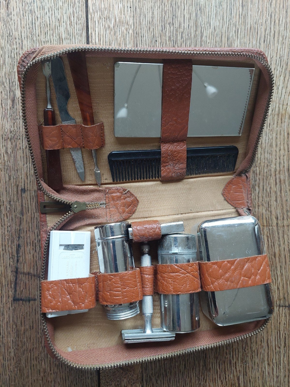 Vintage Reisetui met Scheerset en Manicure, Gebruikt, Bruin, Ophalen of Verzenden, Met spiegeltje(s)