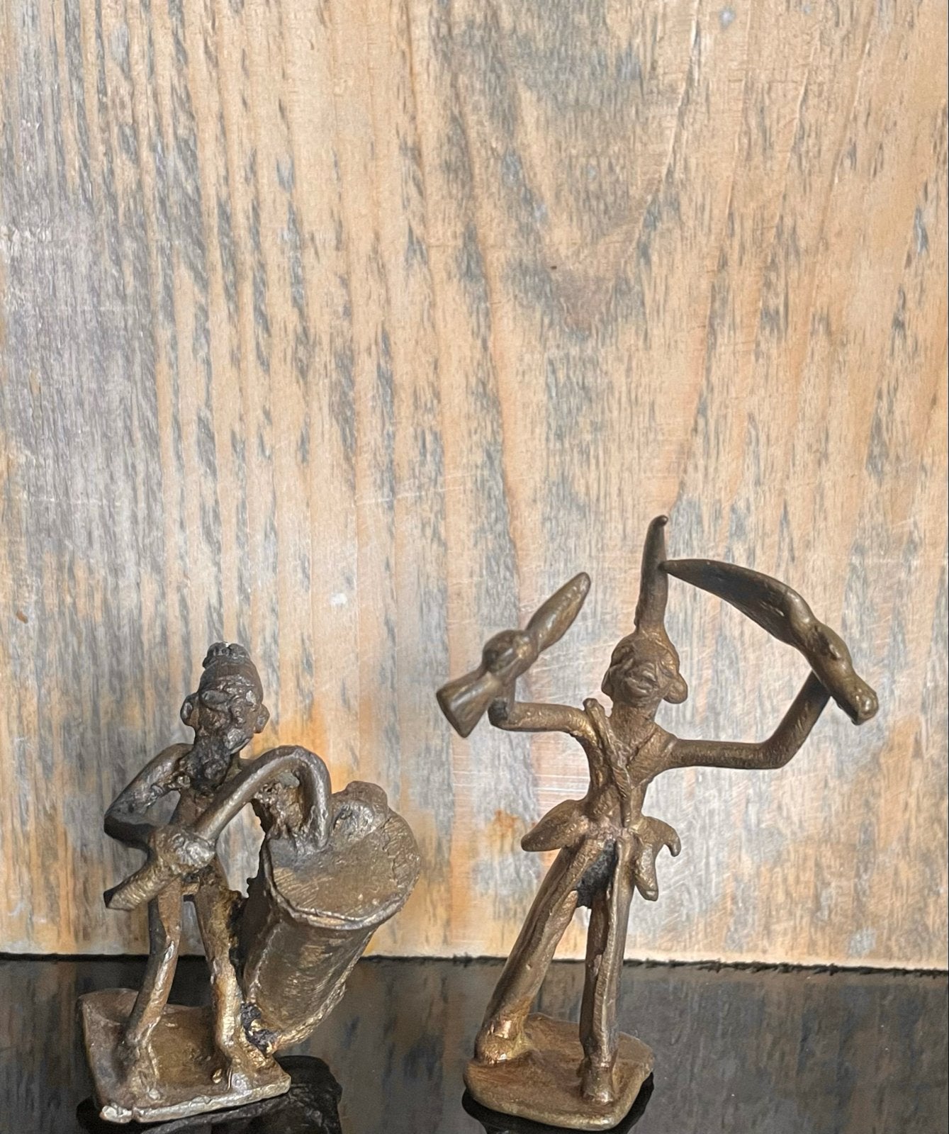 Twee bronzen Afrikaanse beeldjes - Muzikant en Jager, Overige onderwerpen, Minder dan 20 cm, Ophalen of Verzenden, Beeld