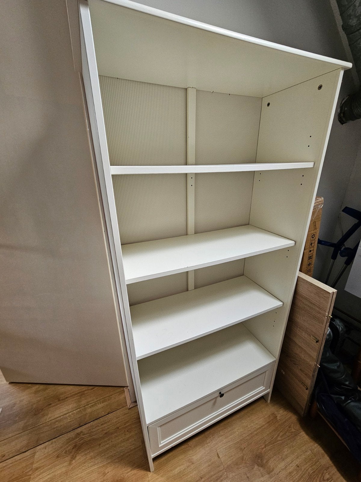 Witte kast met planken en lade, Ophalen