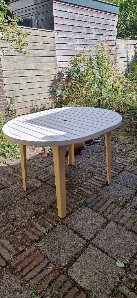 Tuintafel: kunststof, ovaal en met gat voor parasol, Tuin en Terras, Tuintafels, Ophalen, Gebruikt, Ovaal, Kunststof