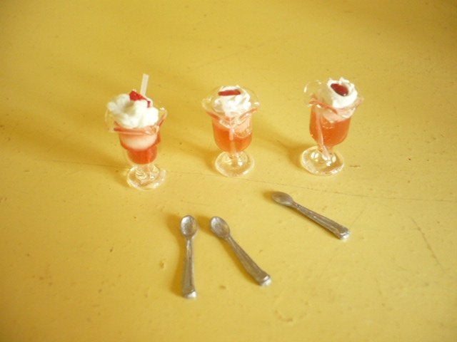 Mie18<> 3 sorbet glazen met lepeltjes, Ophalen of Verzenden, Zo goed als nieuw, Poppenhuis