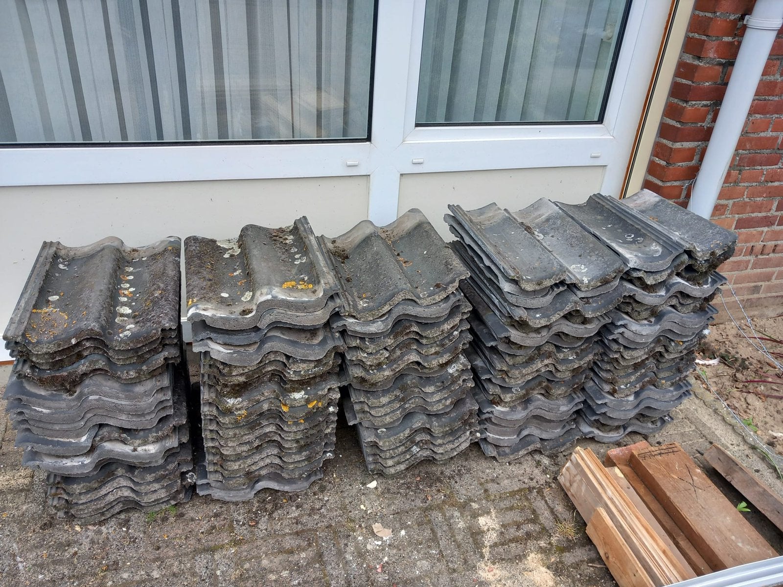 Dakpannen 100 stuks, Doe-het-zelf en Verbouw, Dakpannen en Dakbedekking, Ophalen, Gebruikt, Steen of Klei, 15 m² of meer
