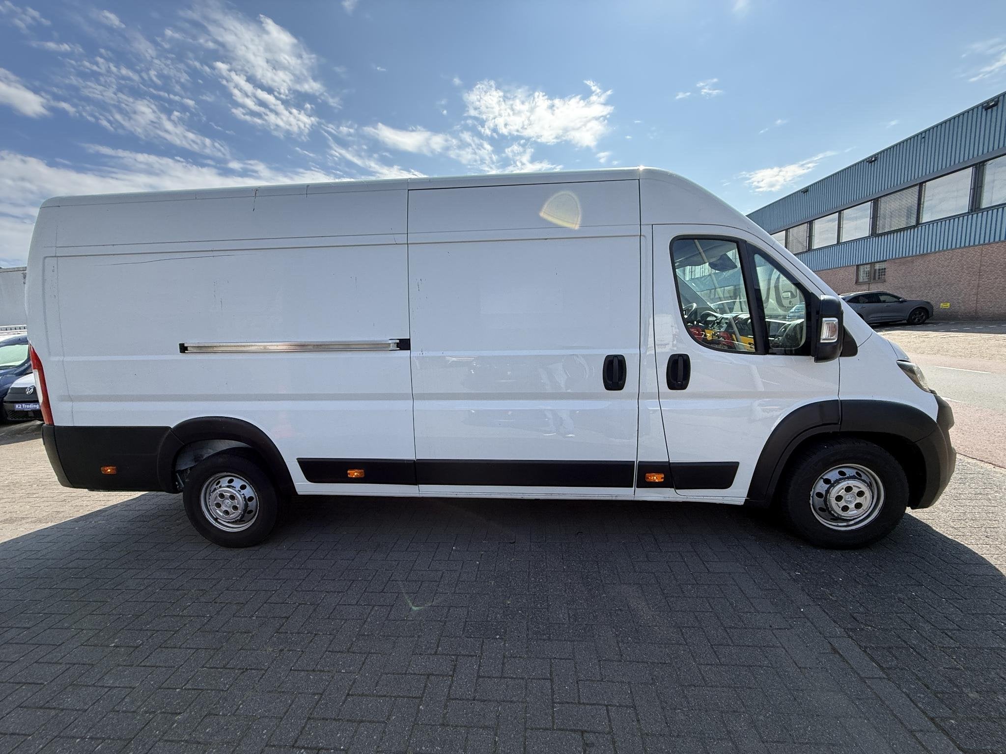 Peugeot Boxer 435 2.2 BlueHDi 165 L3H2 Zwaar Pro Distributie, Auto's, Bestelauto's, Voorwielaandrijving, Stof, Gebruikt, Euro 6