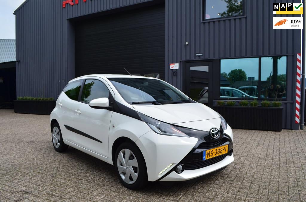 Toyota Aygo 1.0 VVT-i x-play | Navi | Camera| Airco | NAP |, Voorwielaandrijving, Gebruikt, Euro 6, 4 stoelen