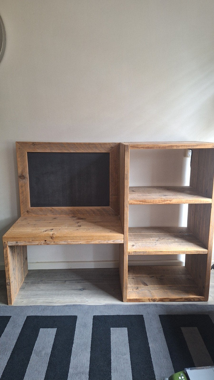 Steigerhouten speeltafel / bureau met krijtbord en kast, Ophalen, Zo goed als nieuw, Tafel(s)