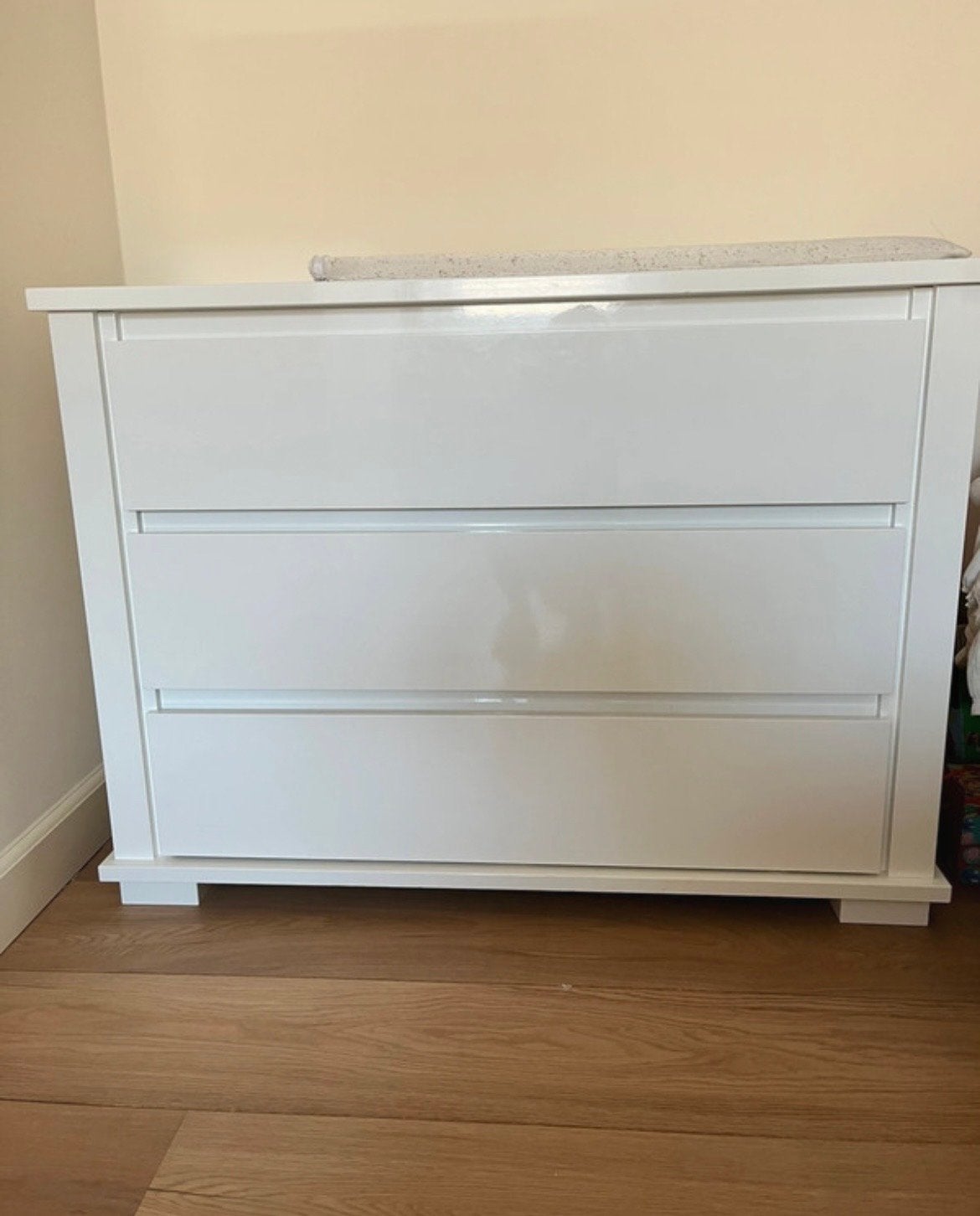 Witte commode met lichte beschadiging, Gebruikt, 50 tot 70 cm, Ophalen of Verzenden, 75 tot 100 cm