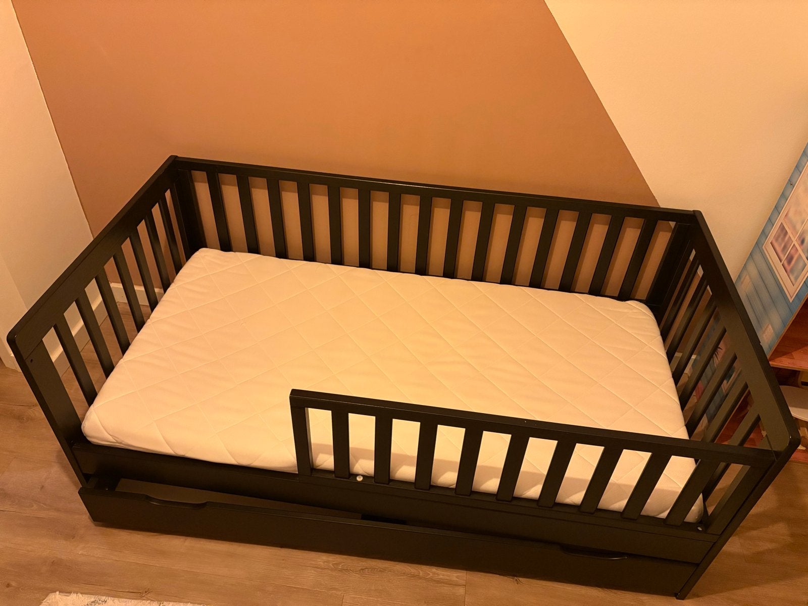 Peuterbed Petite Amelie 140x70 zwart met lade en matras, Ophalen, 70 tot 85 cm, 140 tot 160 cm, Zo goed als nieuw