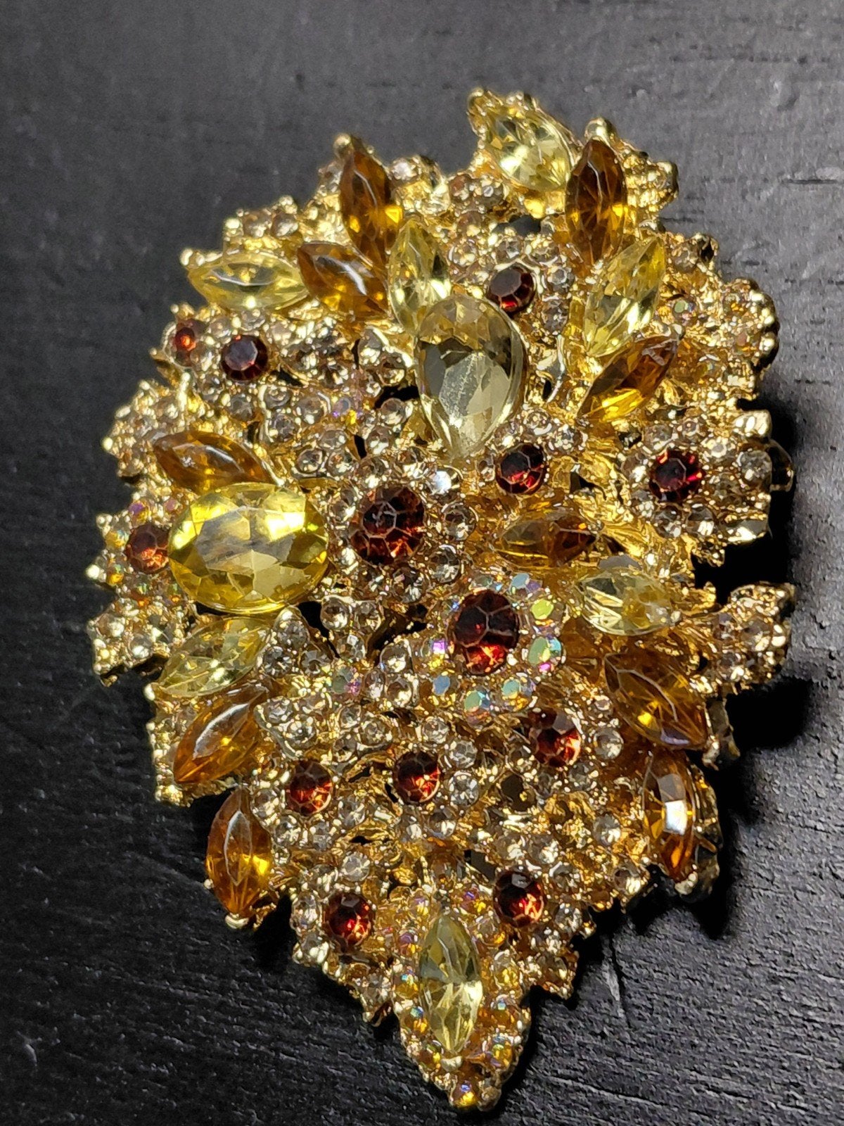 Elegante strass broche in goudkleur wit en oker, Overige materialen, 4 tot 7 cm, Ophalen of Verzenden, Zo goed als nieuw