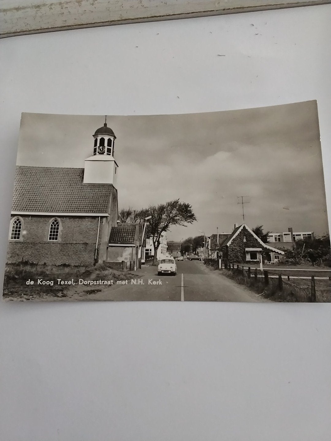 DE KOOG. TEXEL. DORPSSTRAAT  MET N.H. KERK, Ophalen of Verzenden, Waddeneilanden
