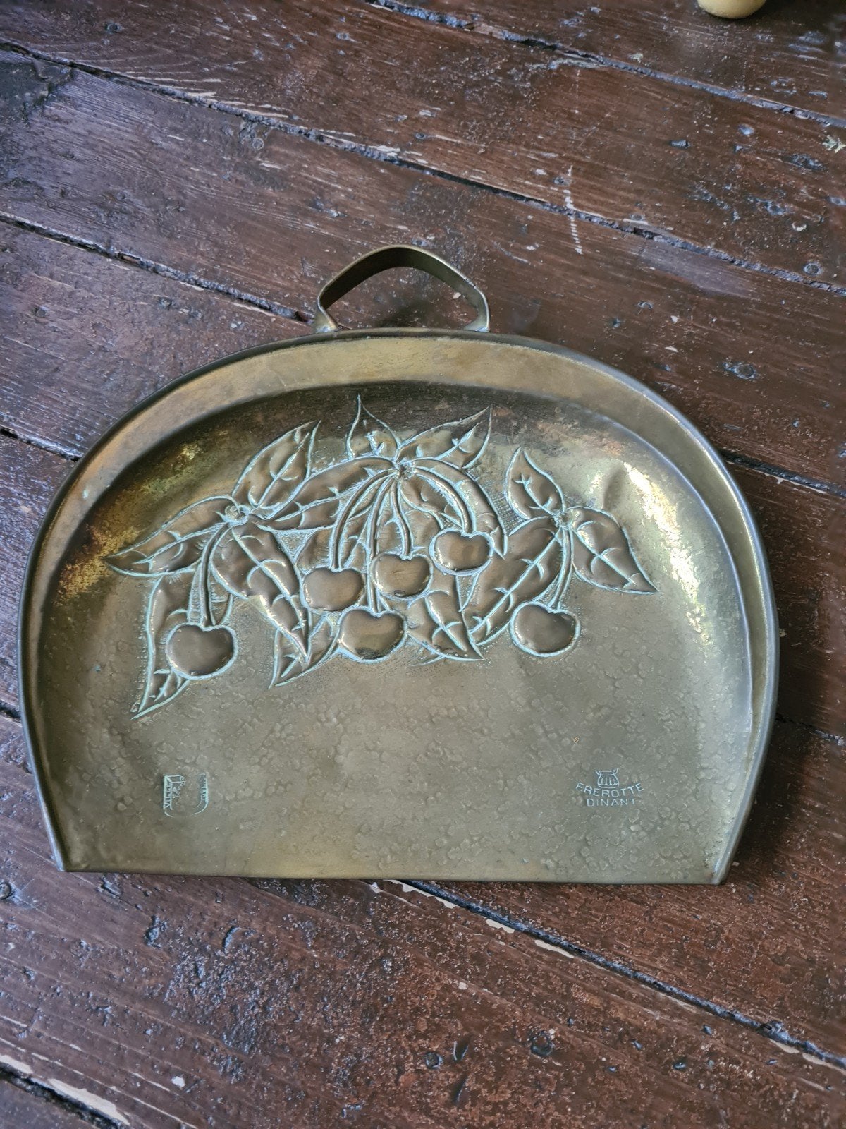Art deco koperen blik met kersen reliëf Dinant, Ophalen of Verzenden, Koper