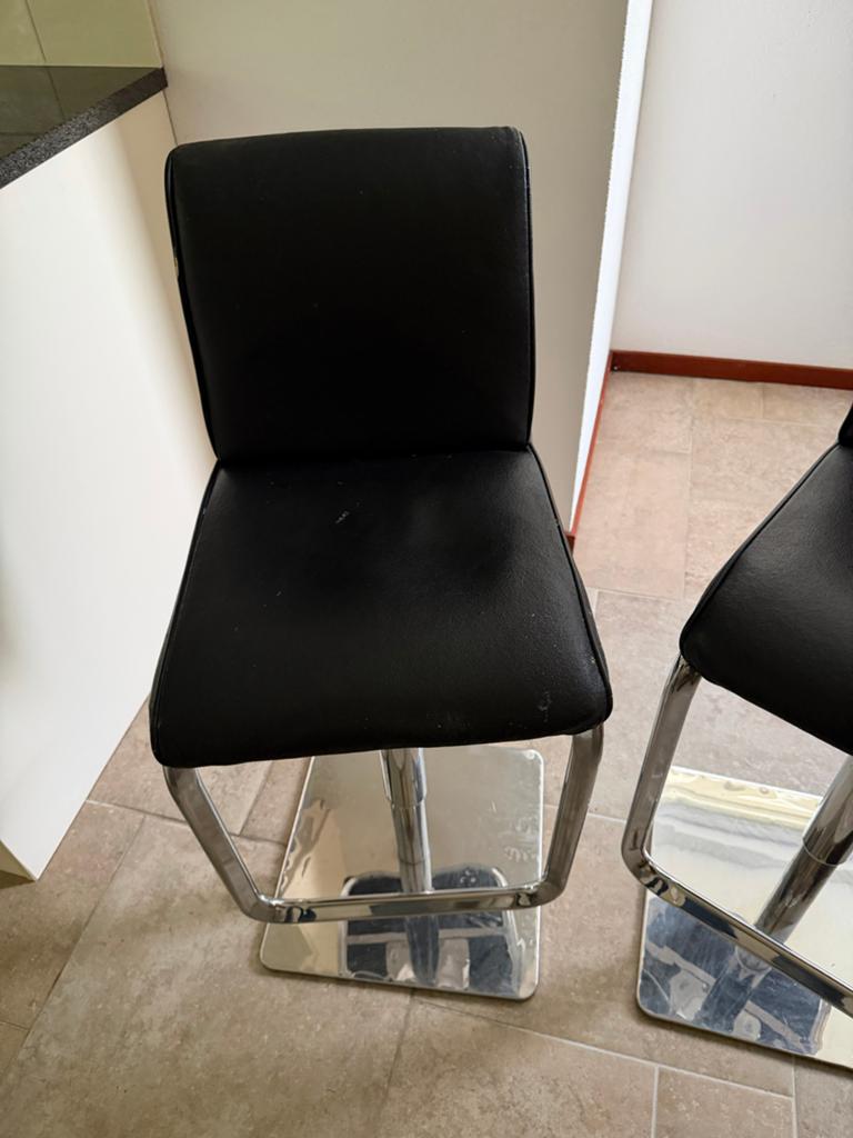2x Zwarte barkrukken met rugleuning en voetsteun, Huis en Inrichting, Barkrukken, Ophalen, Gebruikt, In hoogte verstelbaar, Leer