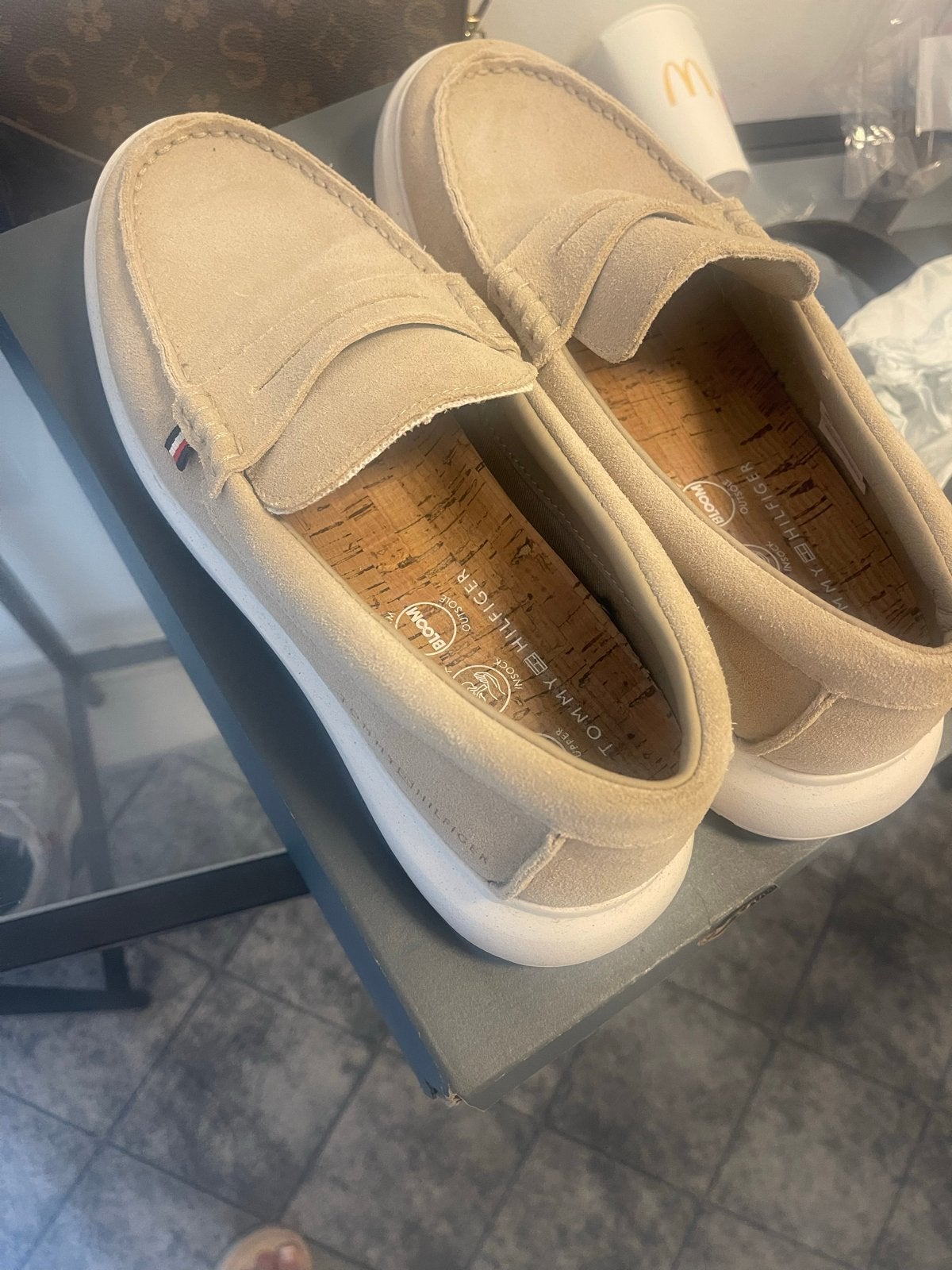 Tommy Hilfiger Instappers - Zo goed als nieuw, Kleding | Dames, Schoenen, Ophalen of Verzenden, Zo goed als nieuw, Beige, Instappers
