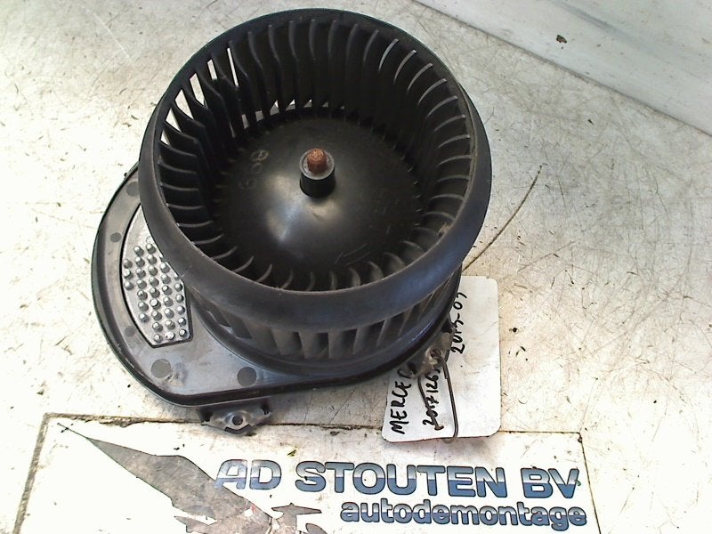 Kachel Ventilatormotor Mercedes-Benz A (W176) A2469064200, Gebruikt, Mercedes-Benz AG, Mercedes-Benz, Mercedesstraße 120, Stuttgart 70372, , Duitsland