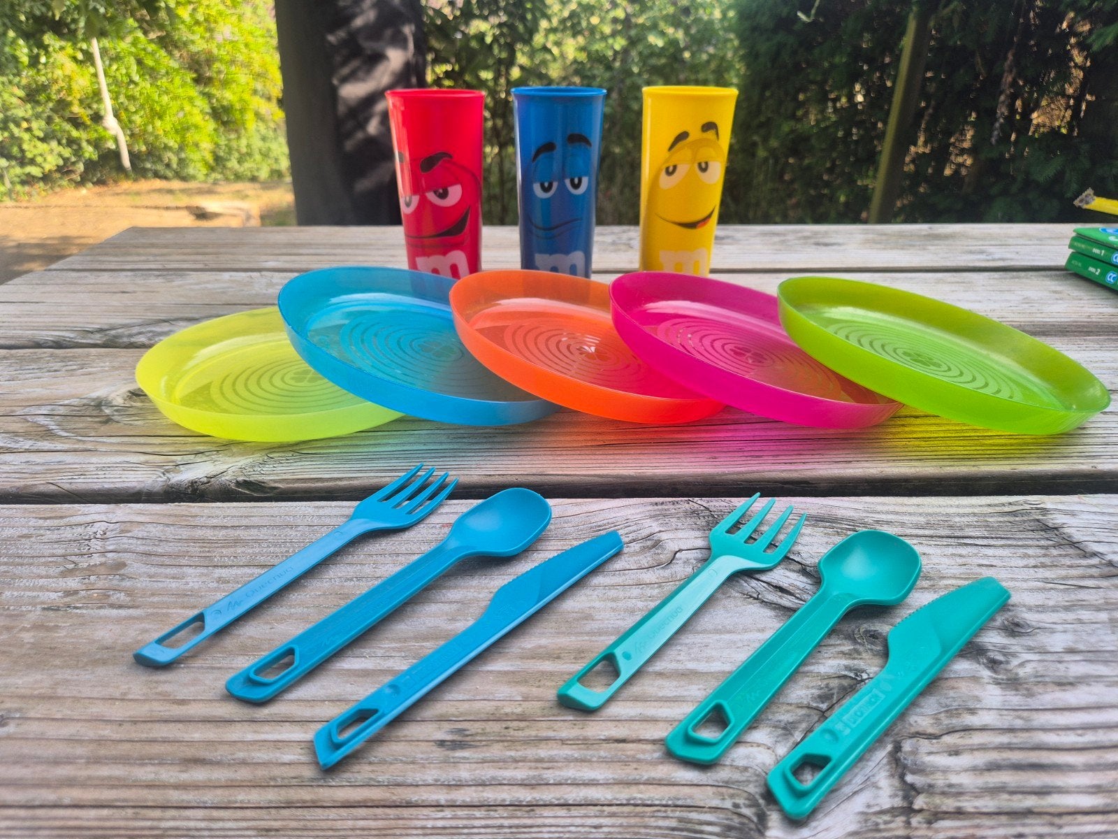 Picknickset: bekers, borden en bestek, Caravans en Kamperen, Kampeeraccessoires, Ophalen of Verzenden, Gebruikt